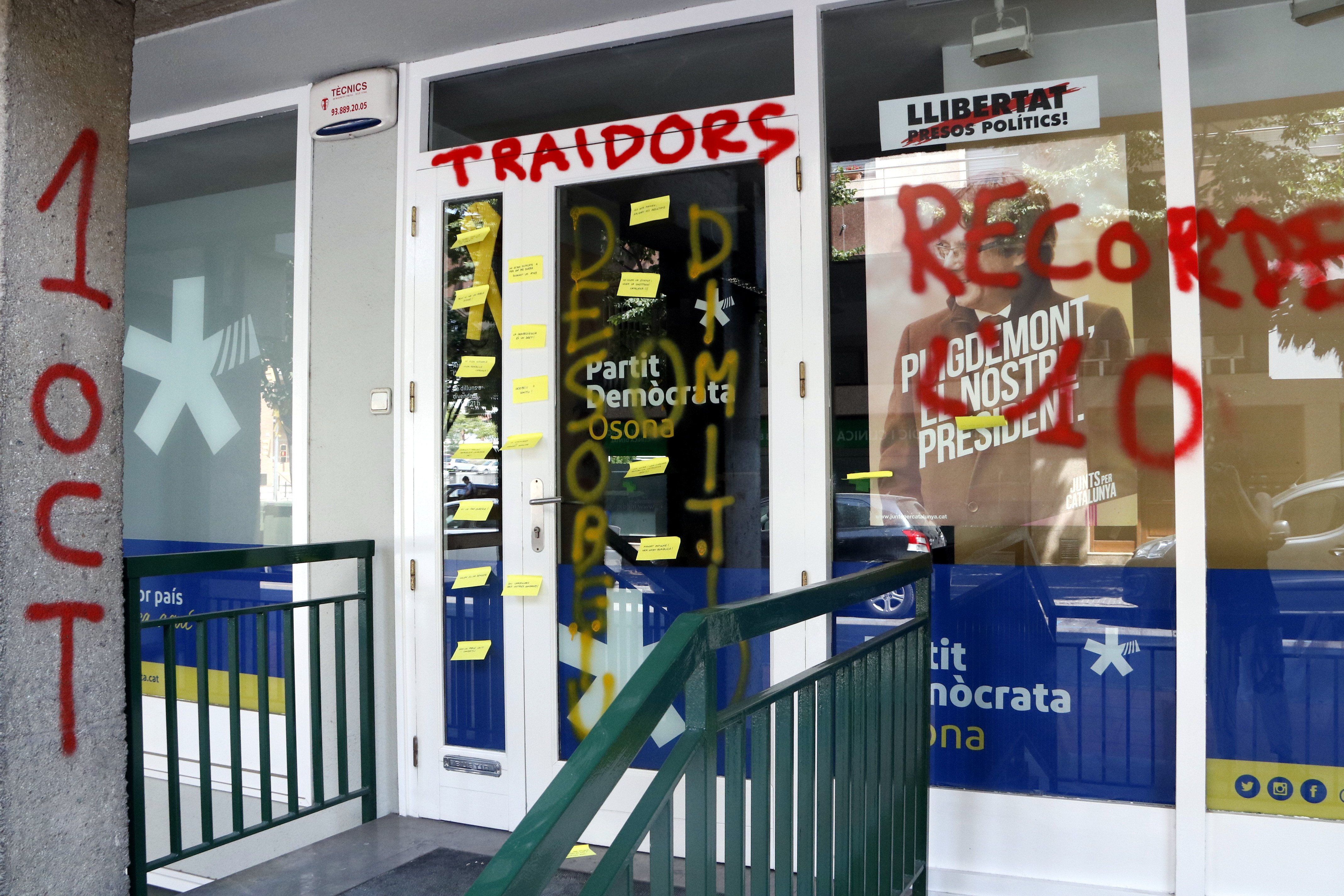 Aparecen pintadas en los locales del PDeCAT, ERC y la CUP en Vic