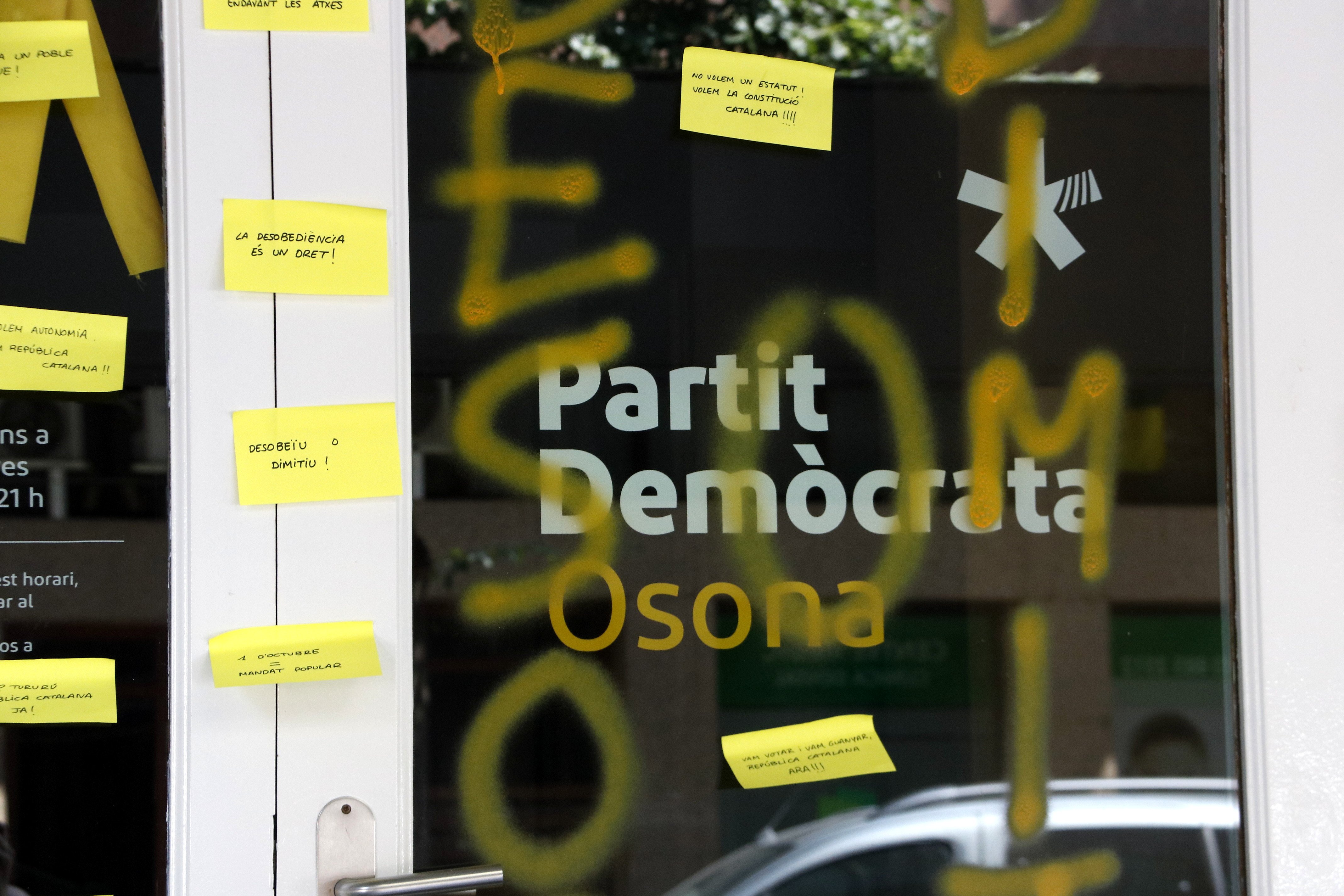 El Parlament condemna els "actes vandàlics" contra seus de partits