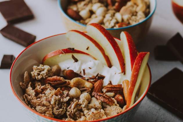 Yogur con frutos secos y fruta / Foto: Unsplash Yogur con frutos secos y fruta / Foto: Unsplash