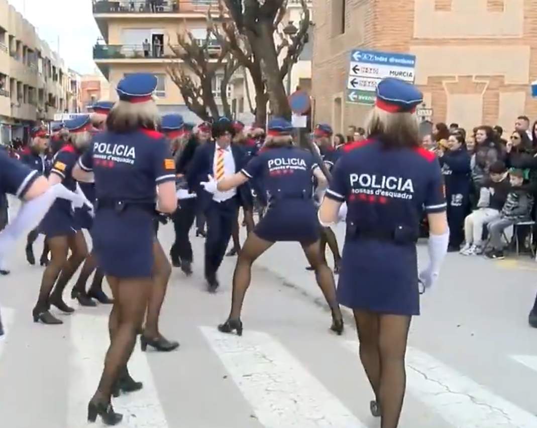 El carnaval de Totana a Múrcia fa mofa de Puigdemont i els Mossos