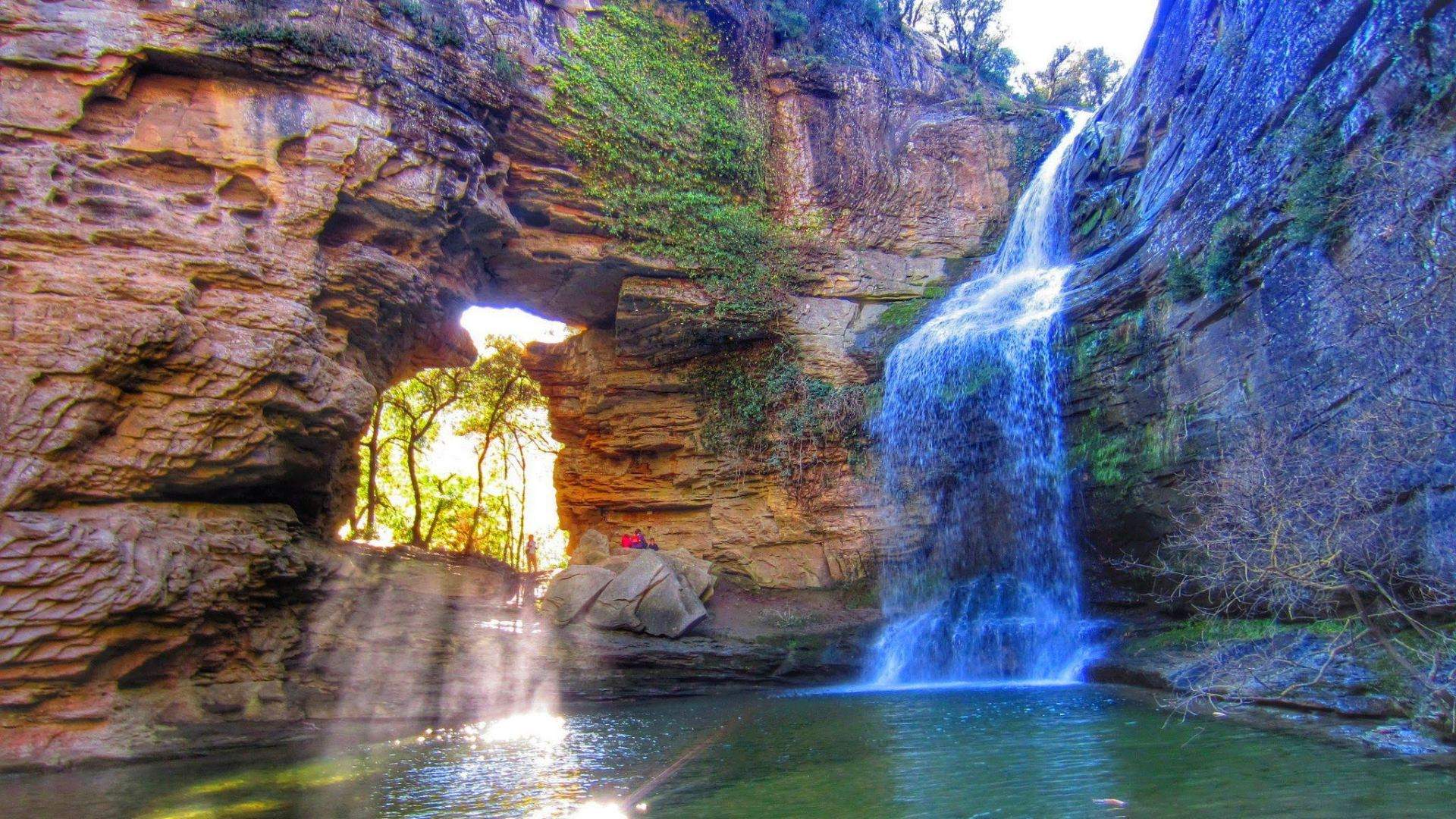 La ruta fàcil de senderisme a Catalunya que porta fins a una impressionant cascada d'aigua cristal·lina