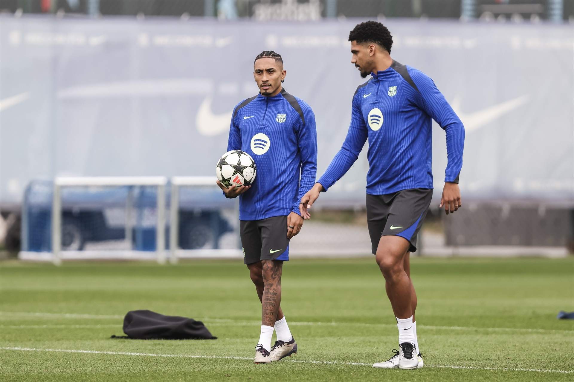 Bones notícies per a Hansi Flick: el Barça aconsegueix que Raphinha i Araujo puguin jugar contra l'Osasuna