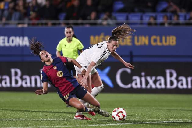 Kika Nazareth recibe una entrada en el Barça - Real Madrid / Foto: Europa Press Kika Nazareth recibe una entrada en el Barça - Real Madrid / Foto: Europa Press