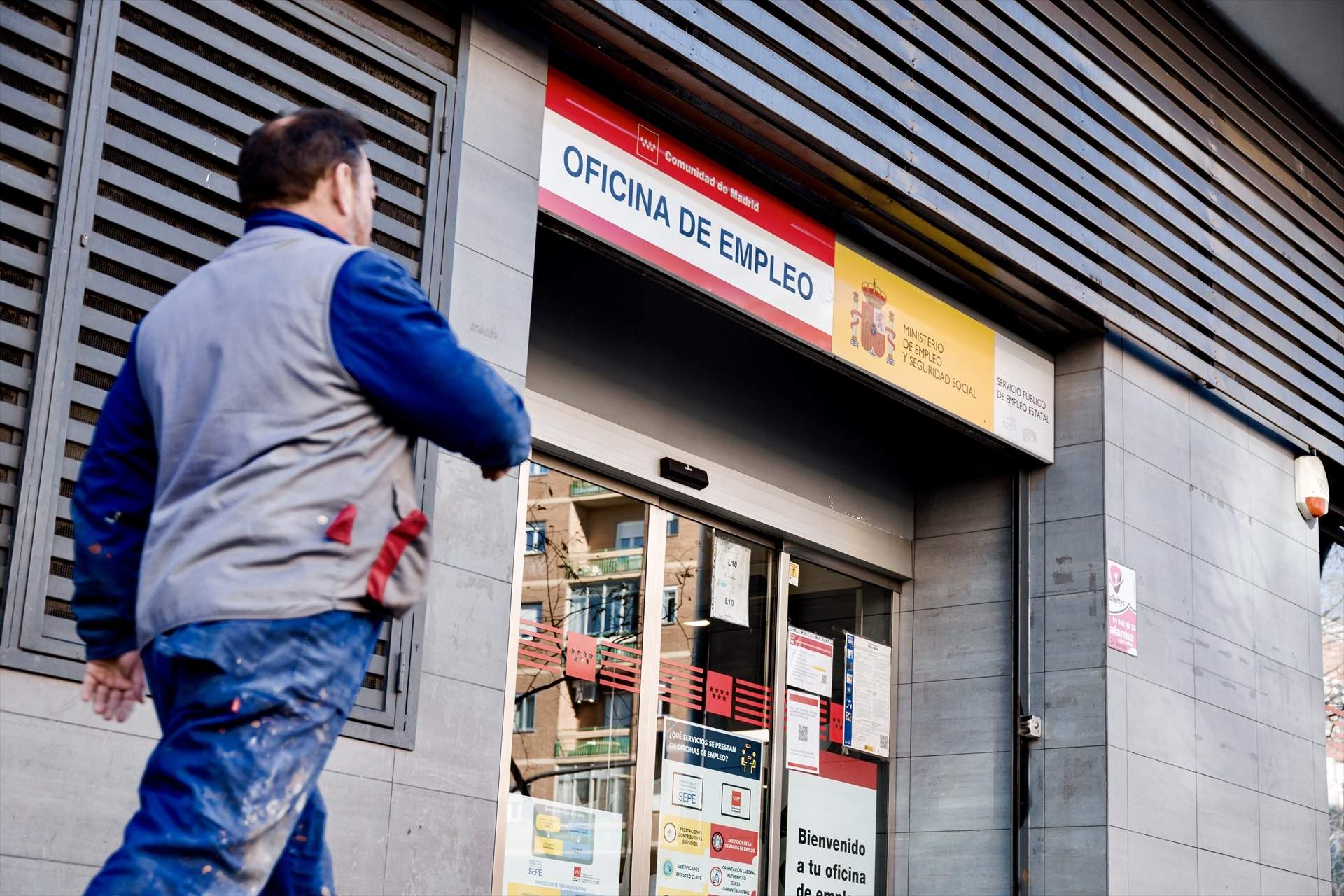EuropaPress 6496755 hombre pasa oficina sepe febrero 2025 madrid espana paro registrado
