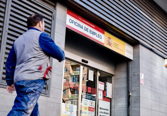 EuropaPress 6496755 hombre pasa oficina sepe febrero 2025 madrid espana paro registrado EuropaPress 6496755 hombre pasa oficina sepe febrero 2025 madrid espana paro registrado