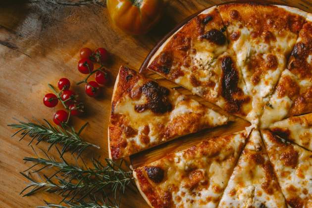 Caldrà reescalfar la pizza fins i tot que el formatge bombollegi / Foto: Unsplash Caldrà reescalfar la pizza fins i tot que el formatge bombollegi / Foto: Unsplash