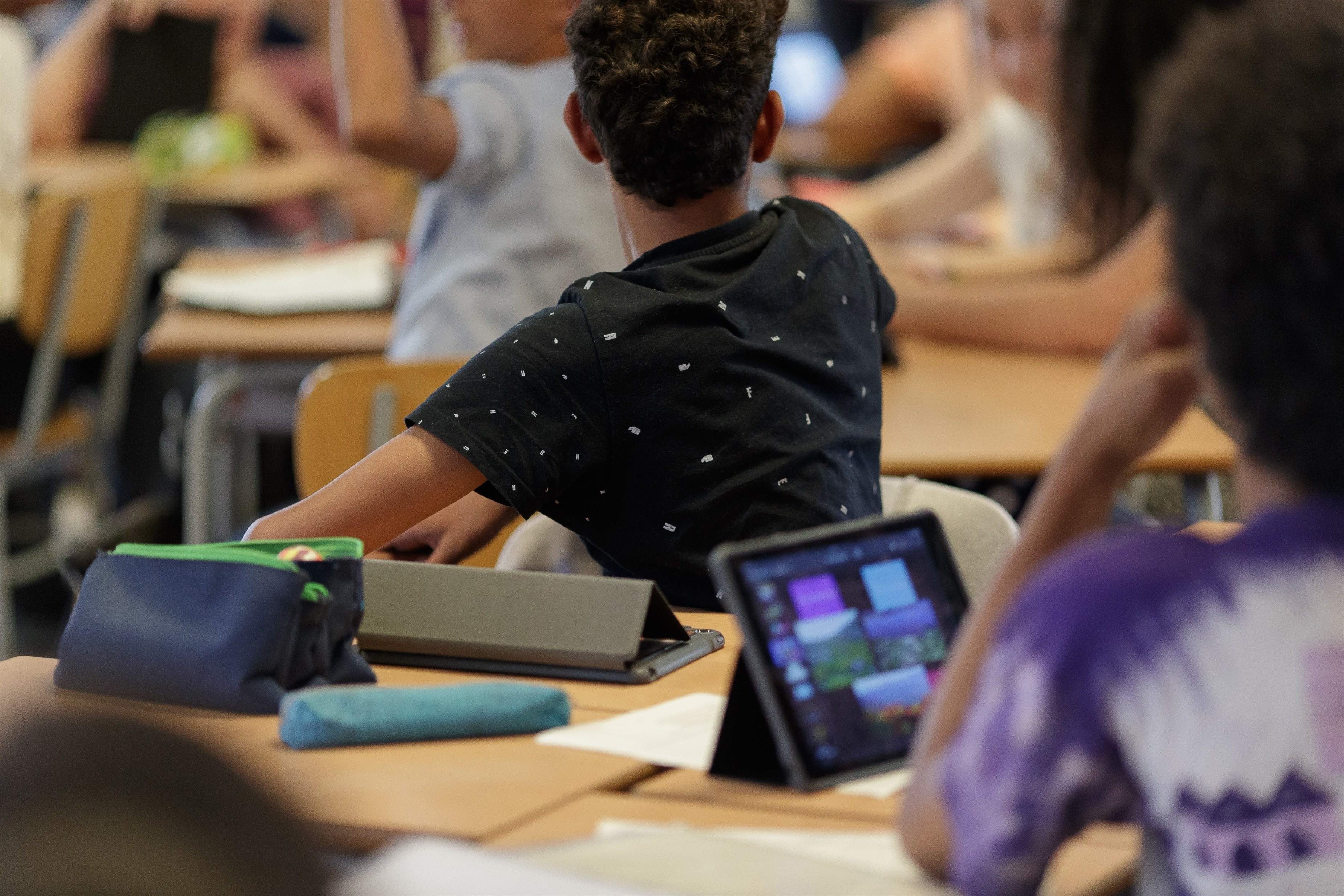 Madrid fulmina les pantalles a les aules d'infantil i primària
