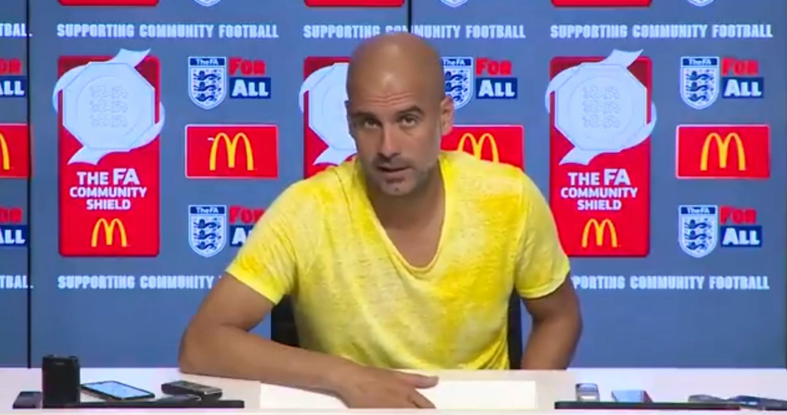 Pep Guardiola, vestido de amarillo antes de la primera final del City