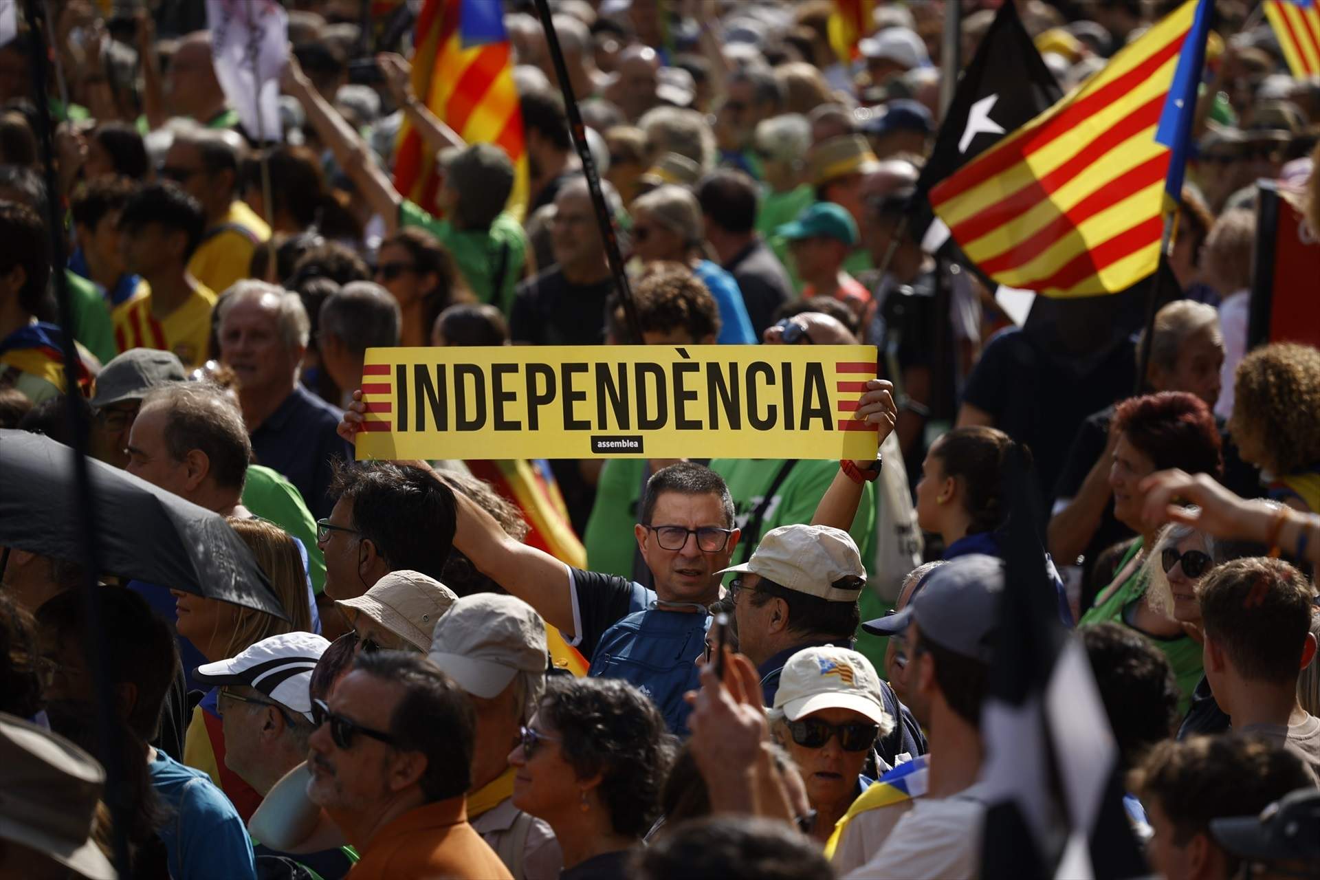 El 32% dels catalans està a favor de la independència, un punt menys que fa un any, segons el CEO