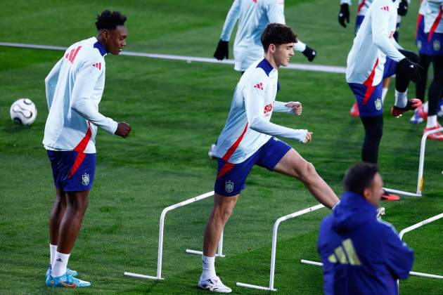 EuropaPress 6587603 pau cubarsi warms up during the training session of spain team ahead of the EuropaPress 6587603 pau cubarsi warms up during the training session of spain team ahead of the
