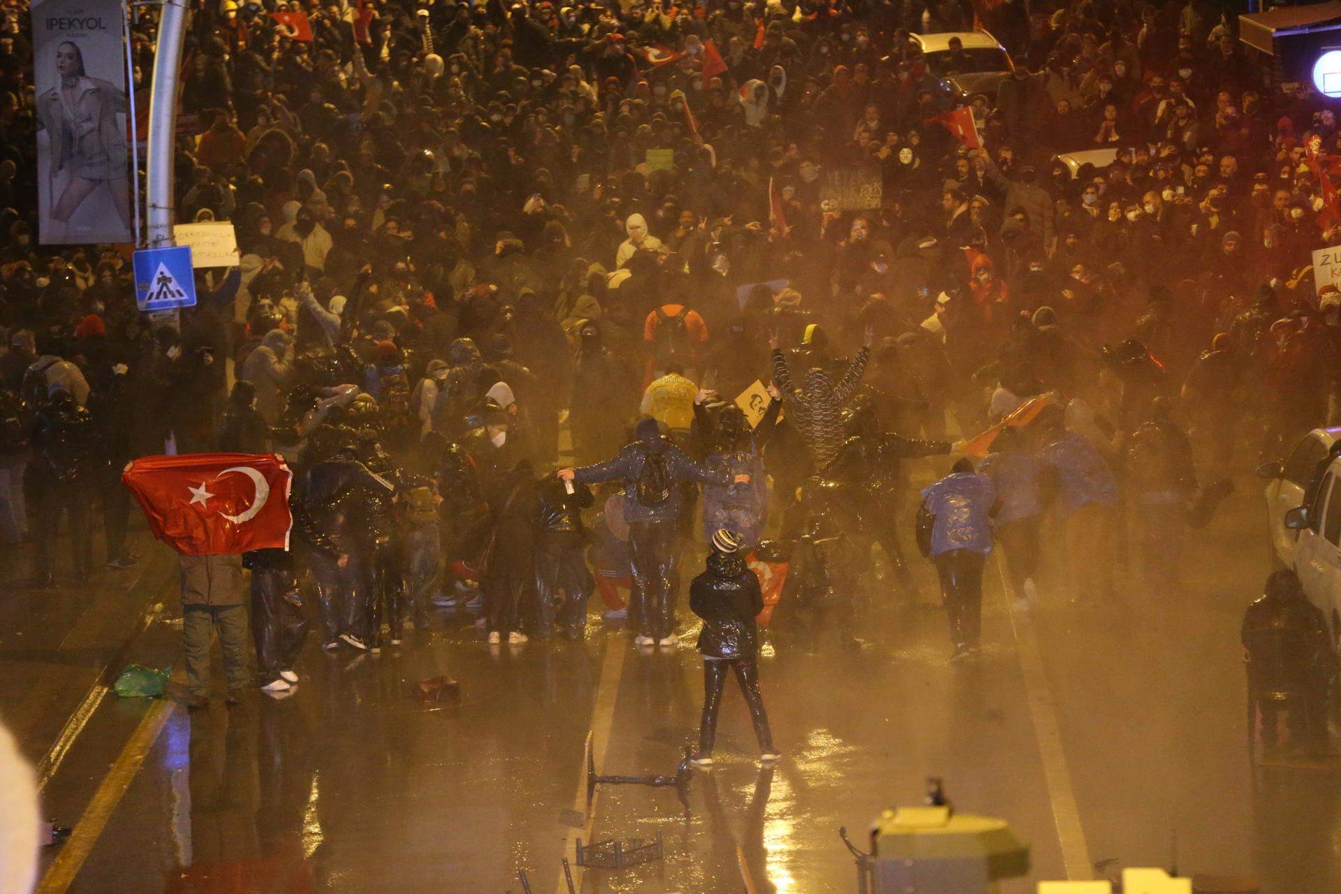Protestas y arrestos masivos en Turquía: la justicia decreta prisión preventiva para el alcalde de Estambul