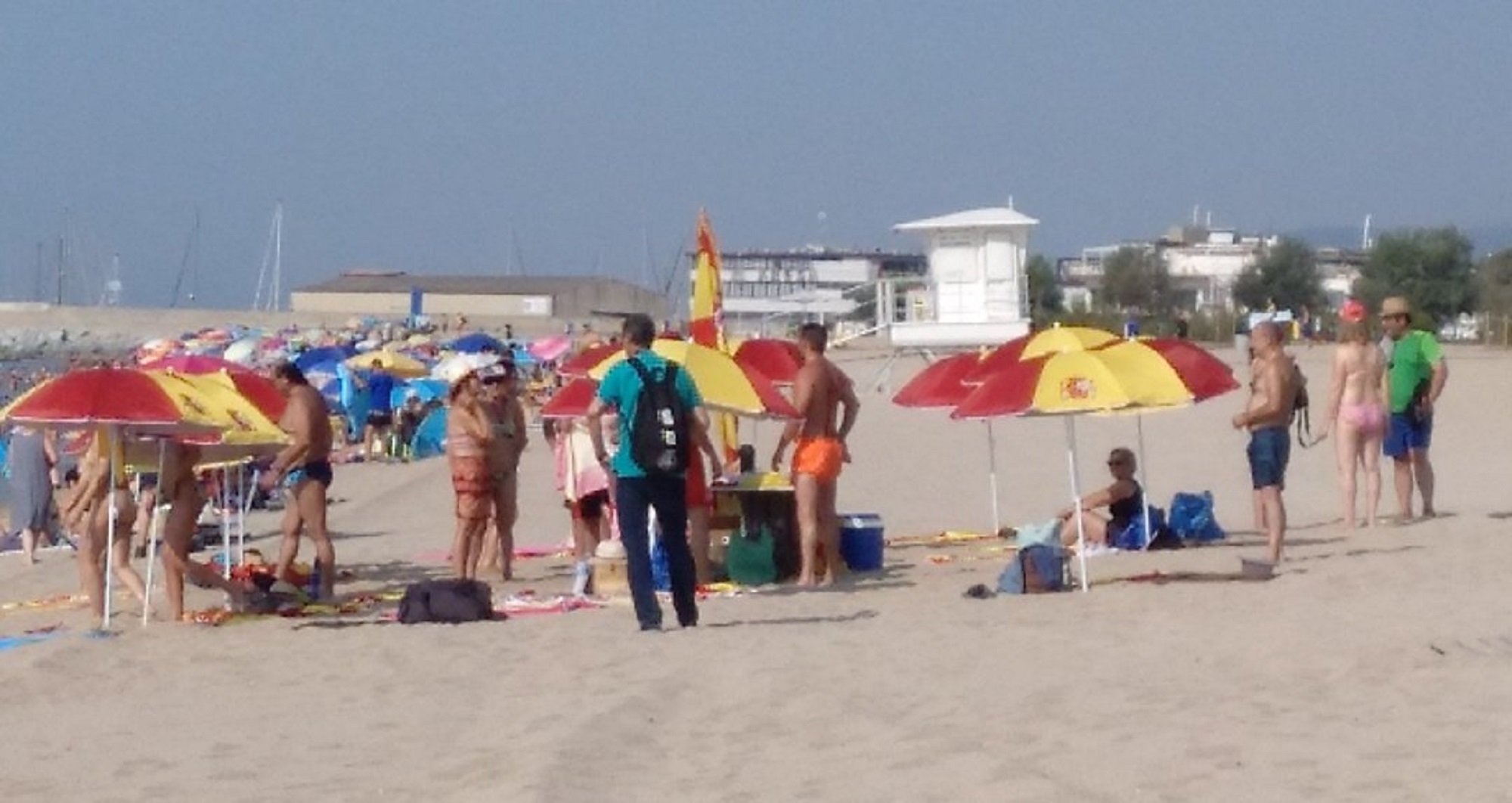 Planten para-sols espanyolistes a la platja d'Arenys de Mar