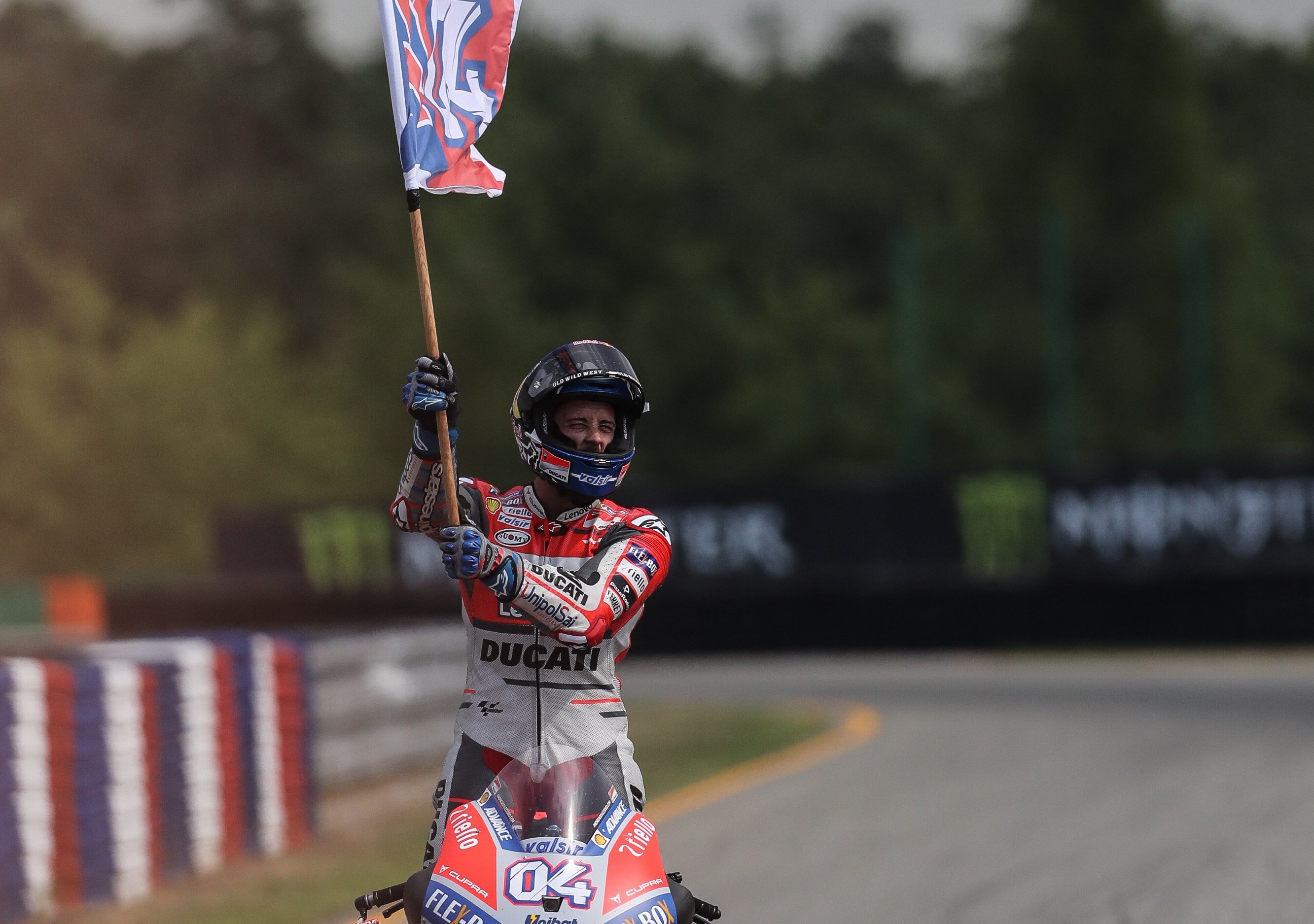 La bandera de Dovizioso tapa les 100 curses de Márquez