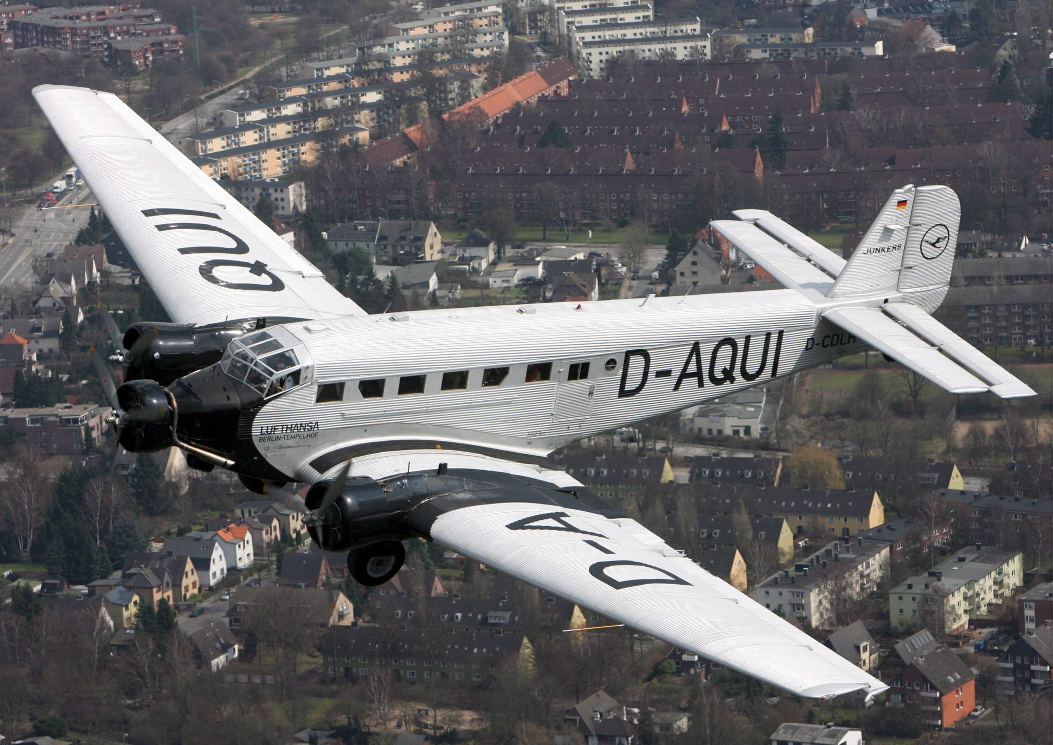 20 morts en estavellar-se un avió militar antic suís als Alps