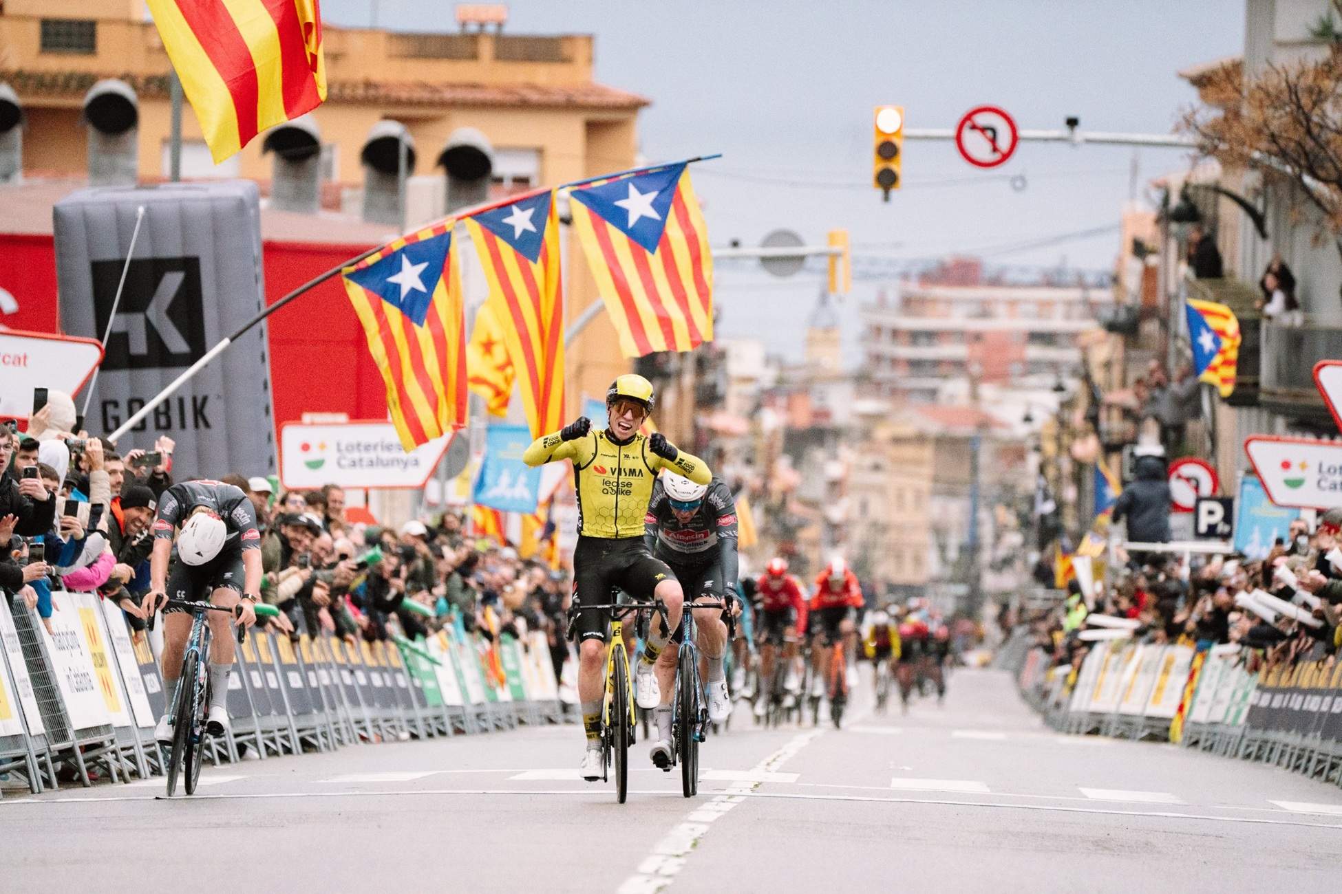 Matthew Brennan s'imposa en una primera jornada de la Volta a Catalunya marcada per la pluja