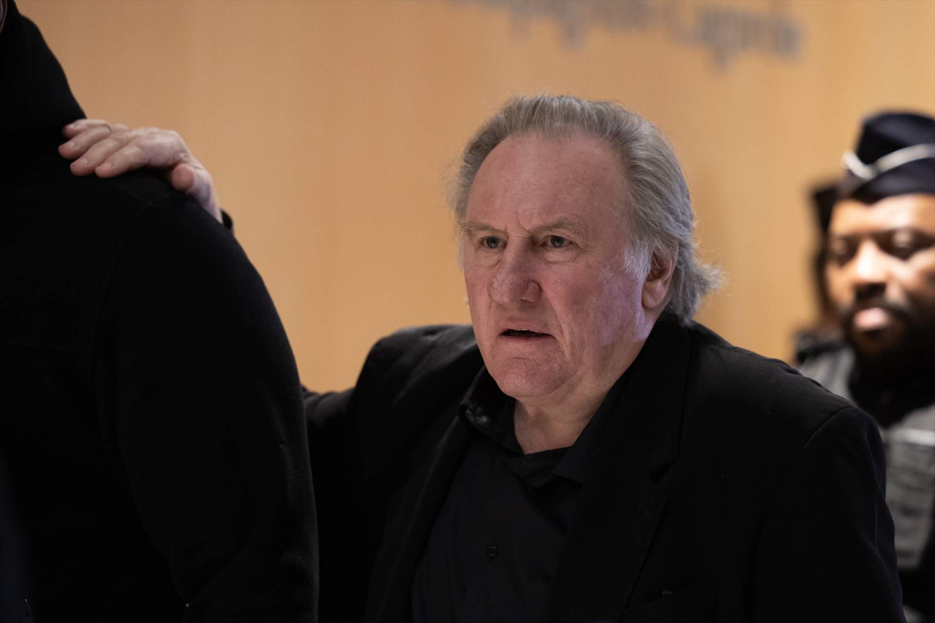 Depardieu nega les acusacions d'agressió sexual, però admet que va agafar una dona pels malucs