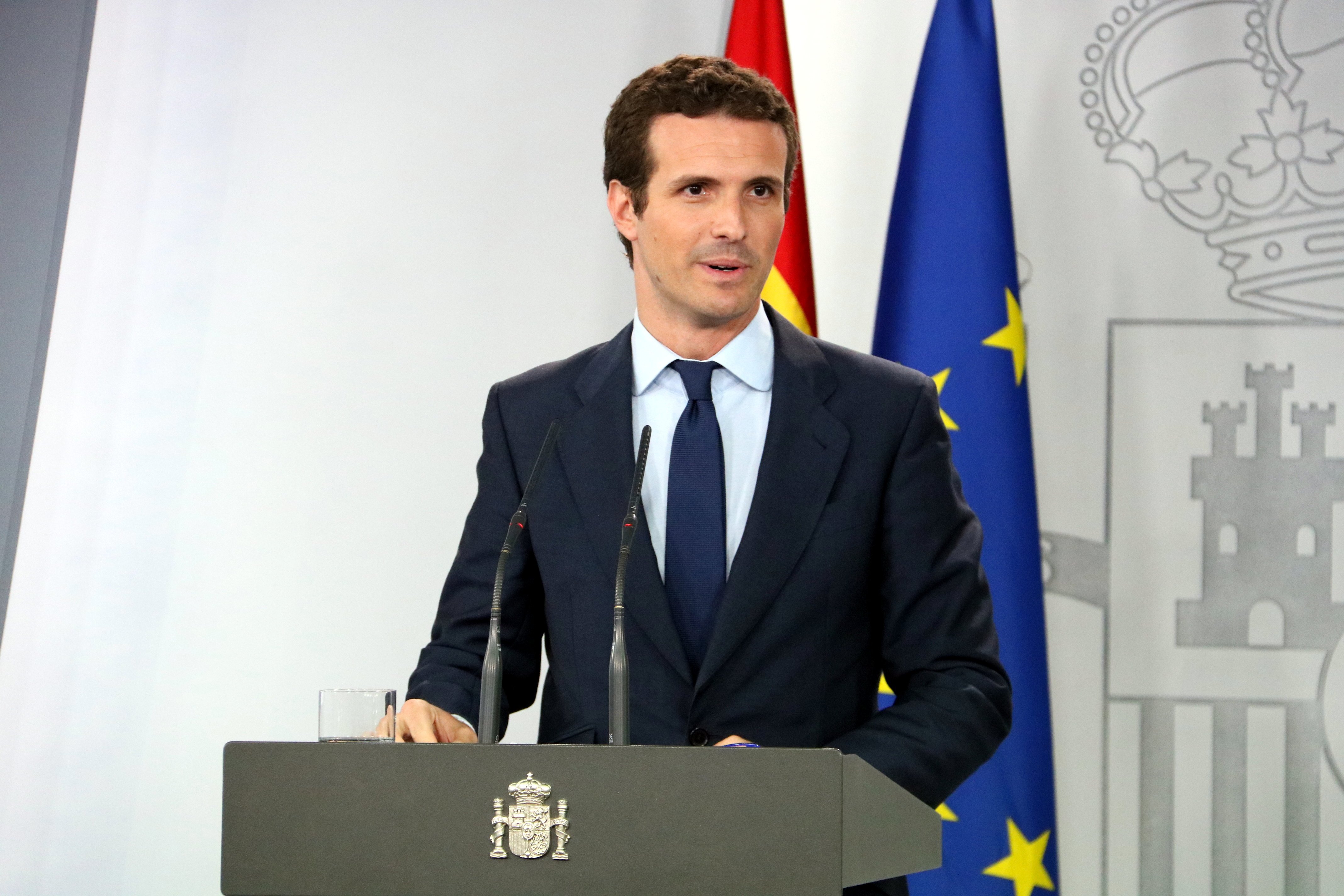 Casado, en la cuerda floja: la jueza considera el máster "un regalo" y eleva el caso al Supremo