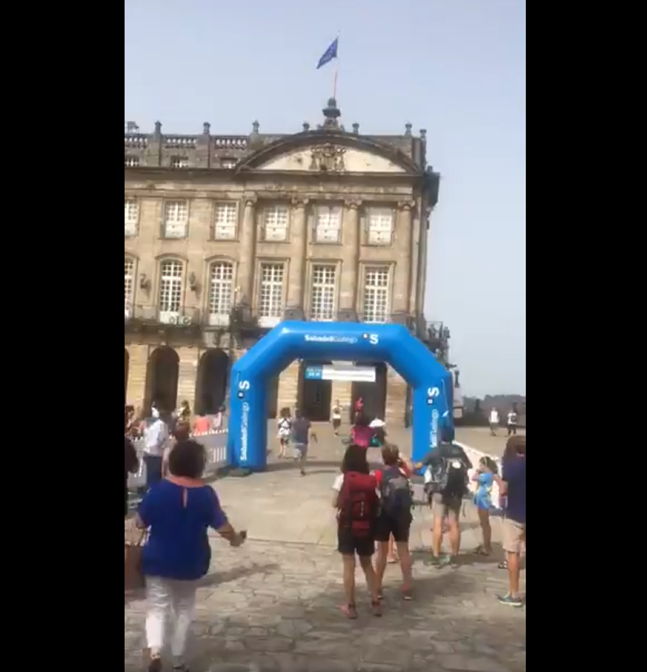 Un ciclista hace el Camino de Santiago en 24 horas y se accidenta en la llegada