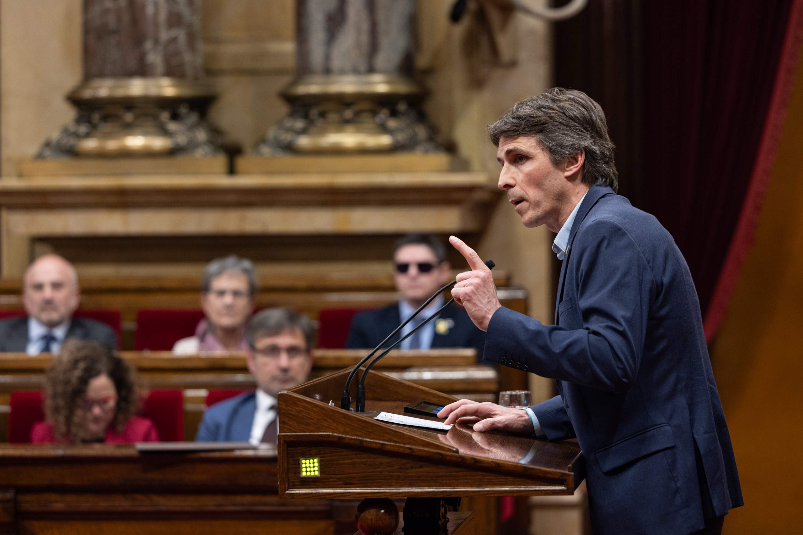 Junts se revuelve contra Paneque por las horas perdidas en Rodalies: "¿Está en precampaña en Girona?"