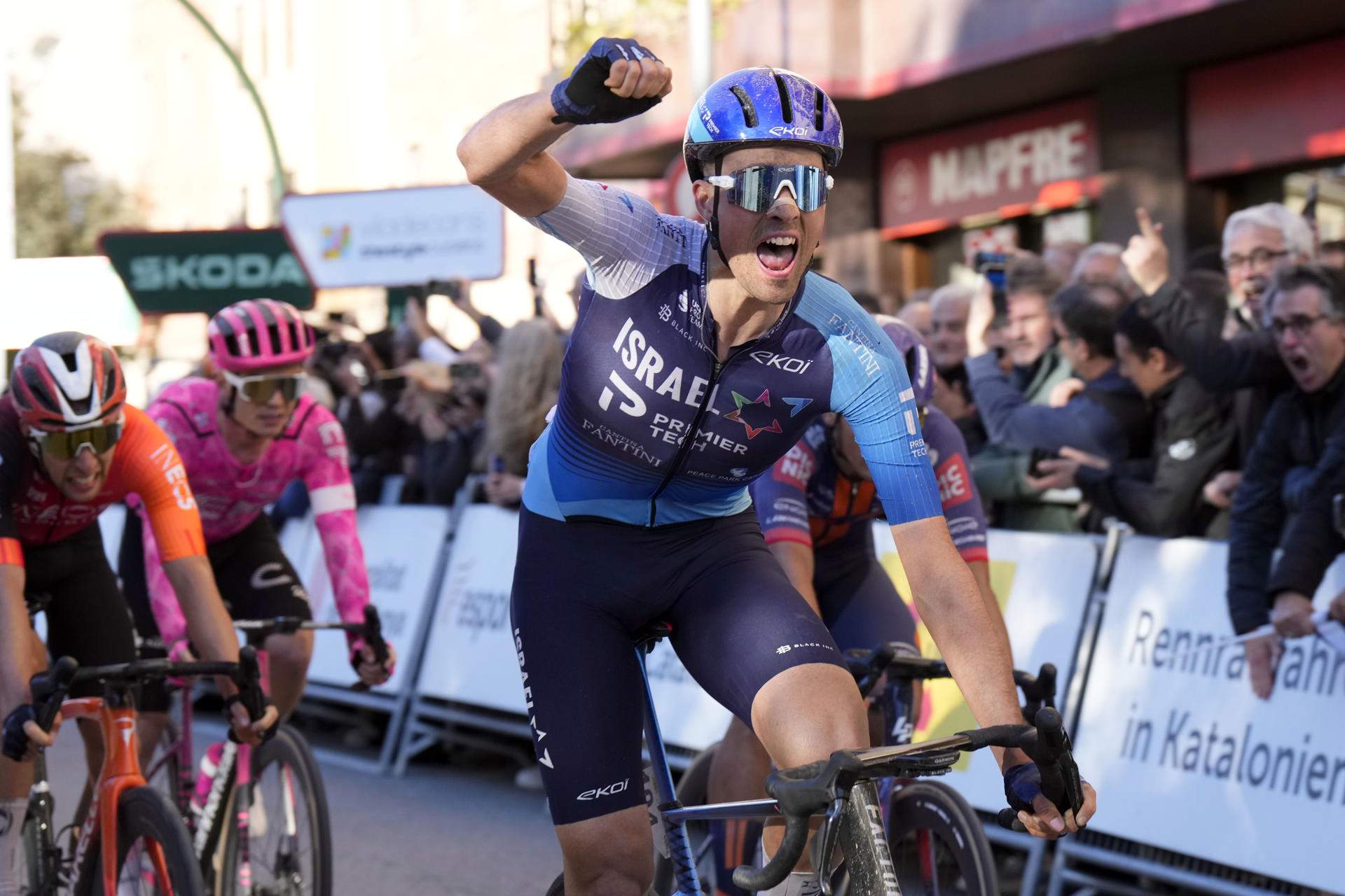 Ethan Vernon s'imposa a l'esprint en la Volta Catalunya abans de l'arribada de la muntanya