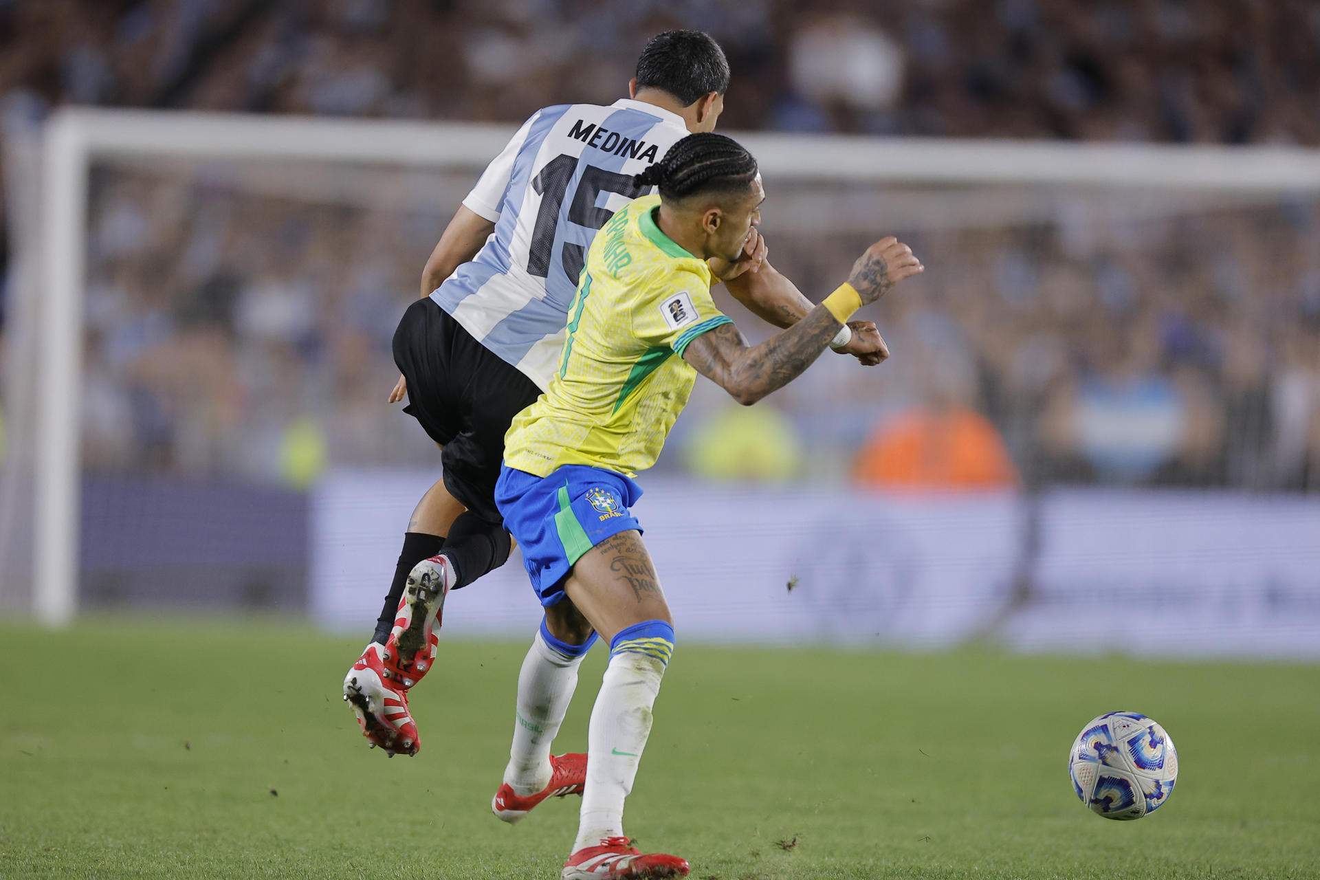 La afición argentina se acuerda de la madre de Raphinha: "La puta que te parió"