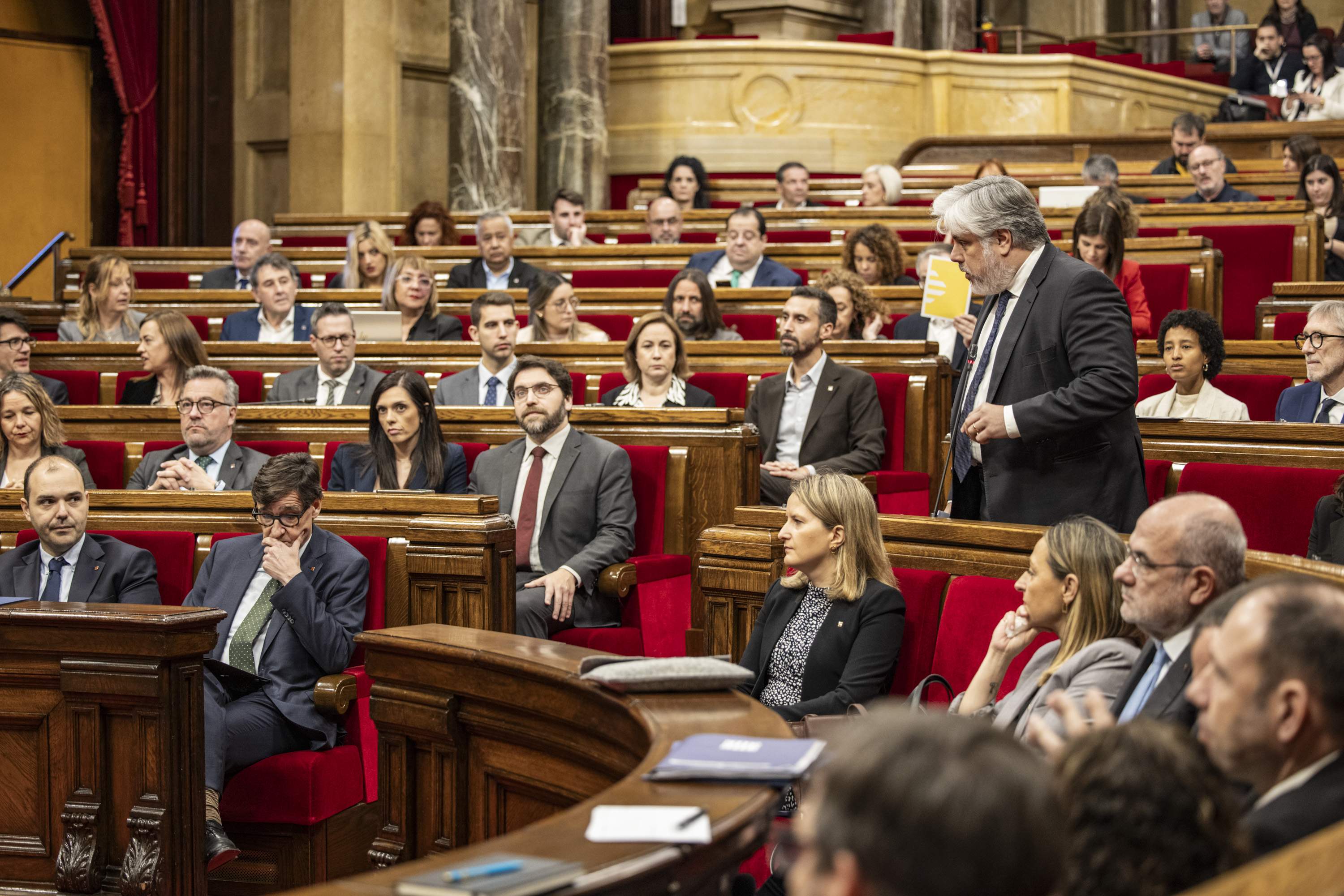 El Parlament vuelve a reclamar las competencias en inmigración y modificaciones legales contra ocupaciones