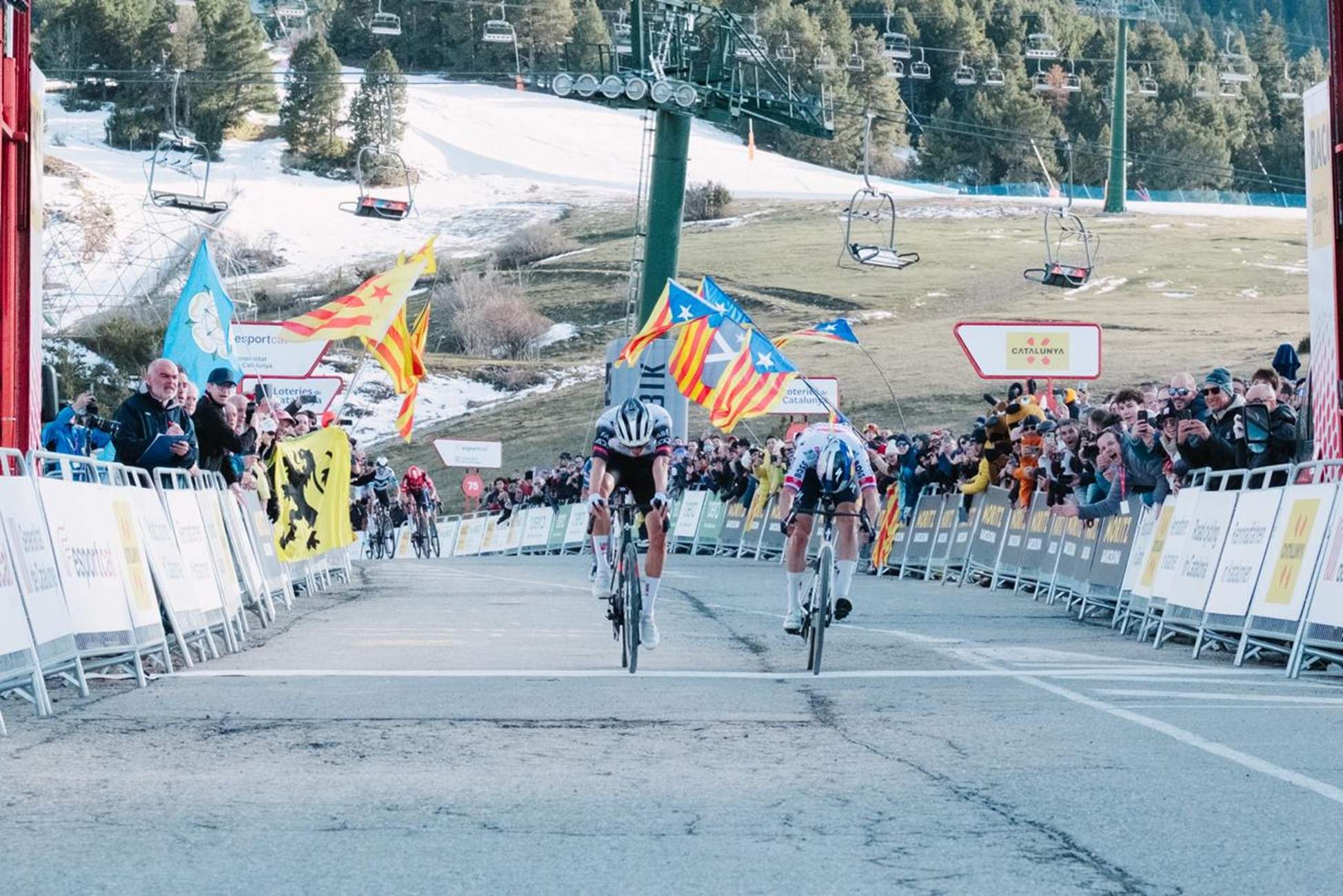El català Juan Ayuso s'imposa a Primoz Roglic a La Molina i és el nou líder de la Volta Catalunya