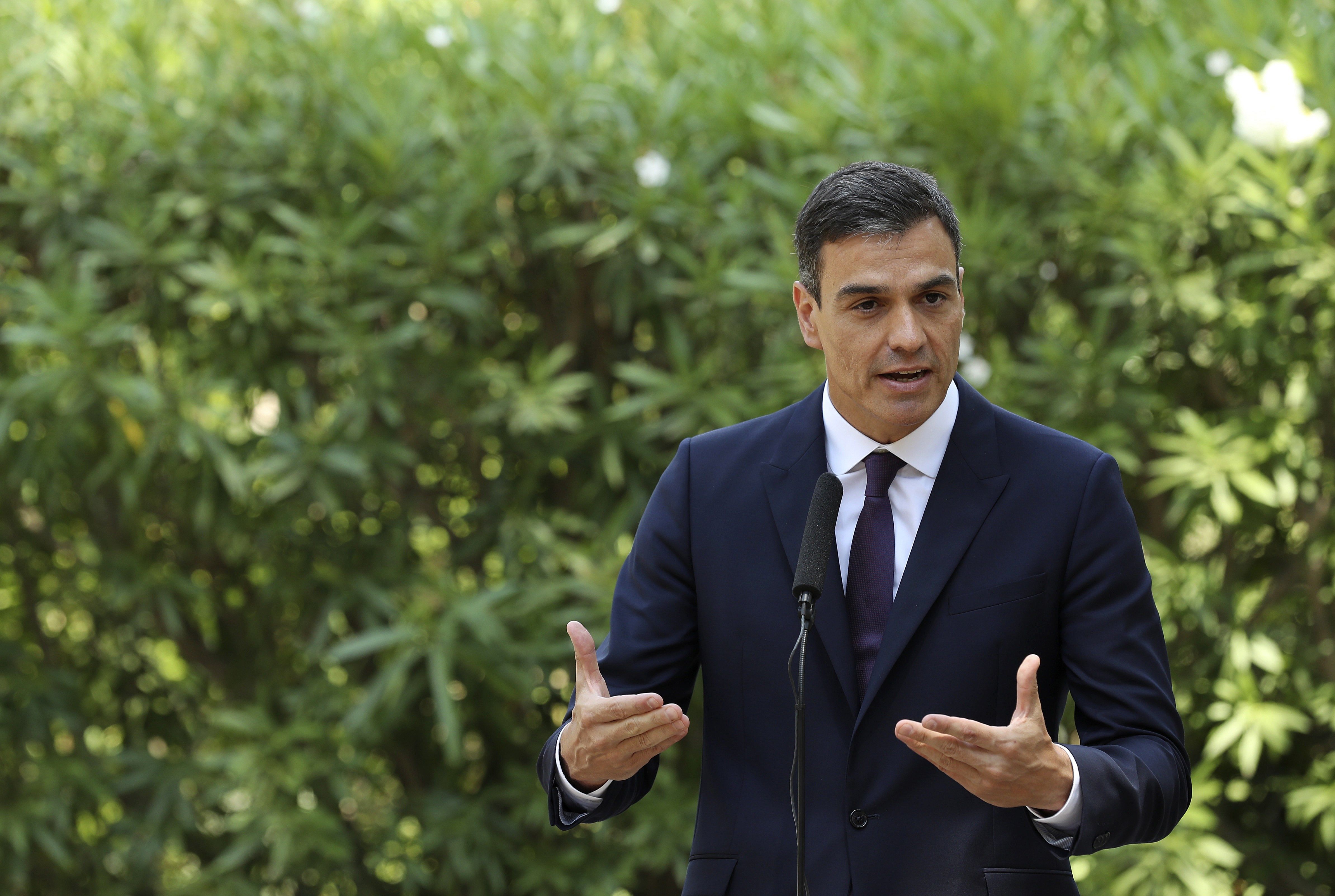 Sánchez sustituye un tuit en catalán del 17-A e incluye una bandera española