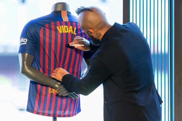 Arturo Vidal presentació Barça Camp Nou - EFE