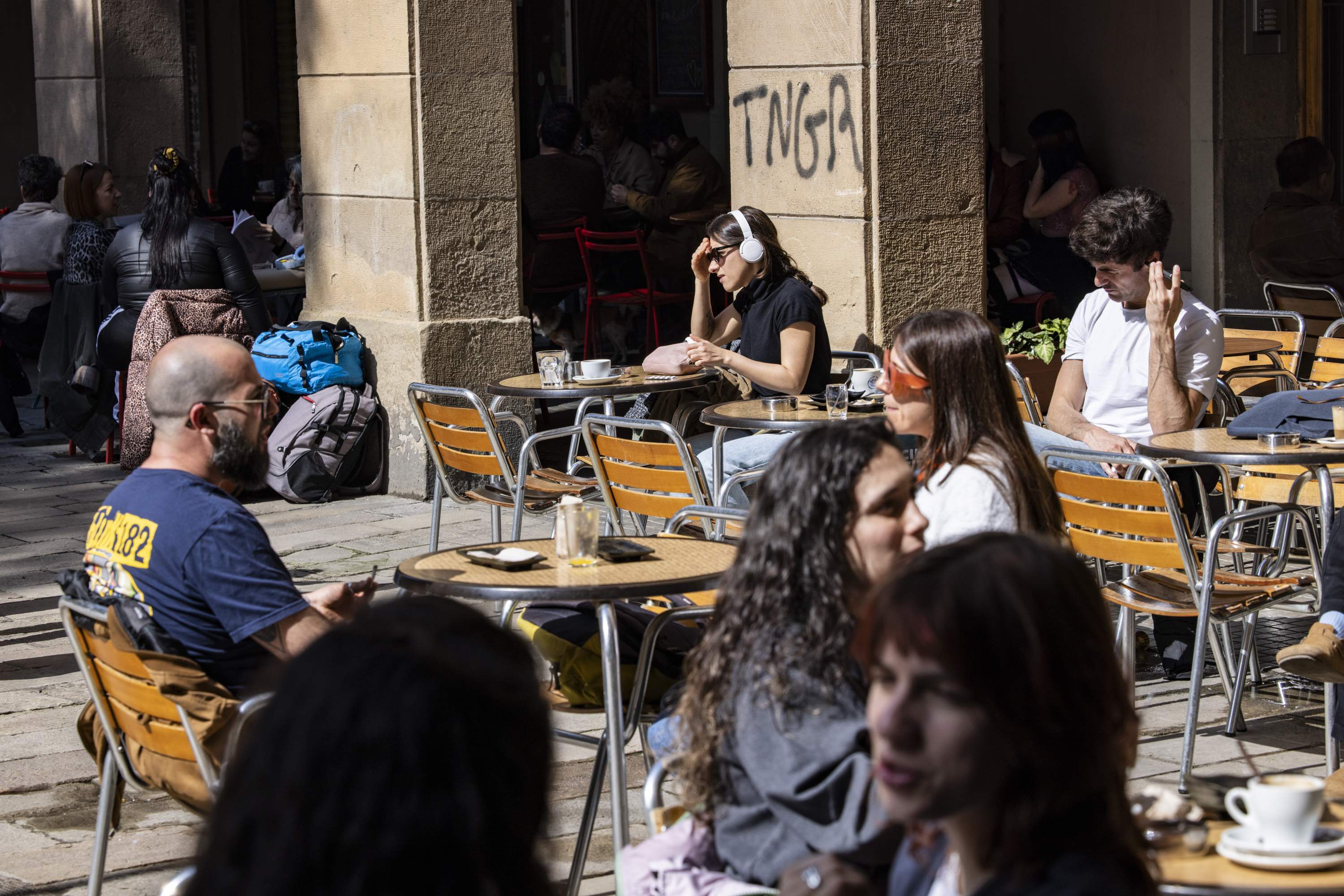 Mano dura contra las terrazas en Ciutat Vella: más inspecciones y sanciones y un local precintado