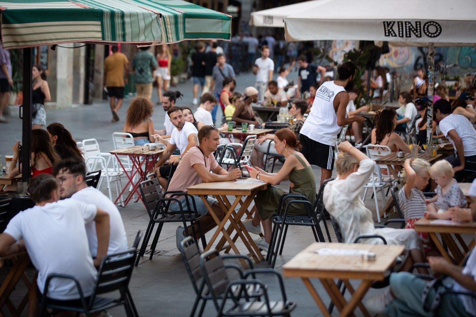 La mitad de los trabajadores de bares en Barcelona no habla catalán