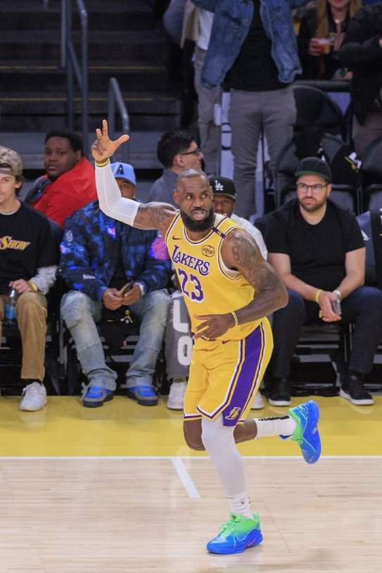 LeBron James Lakers triple Europa Press