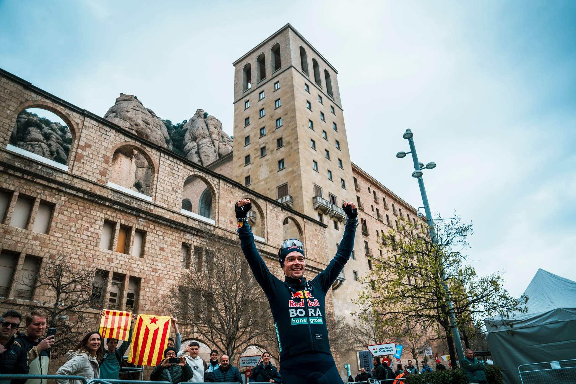 La Volta a Catalunya, més emocionant que mai: Roglic s'imposa a Montserrat i iguala Ayuso a la general