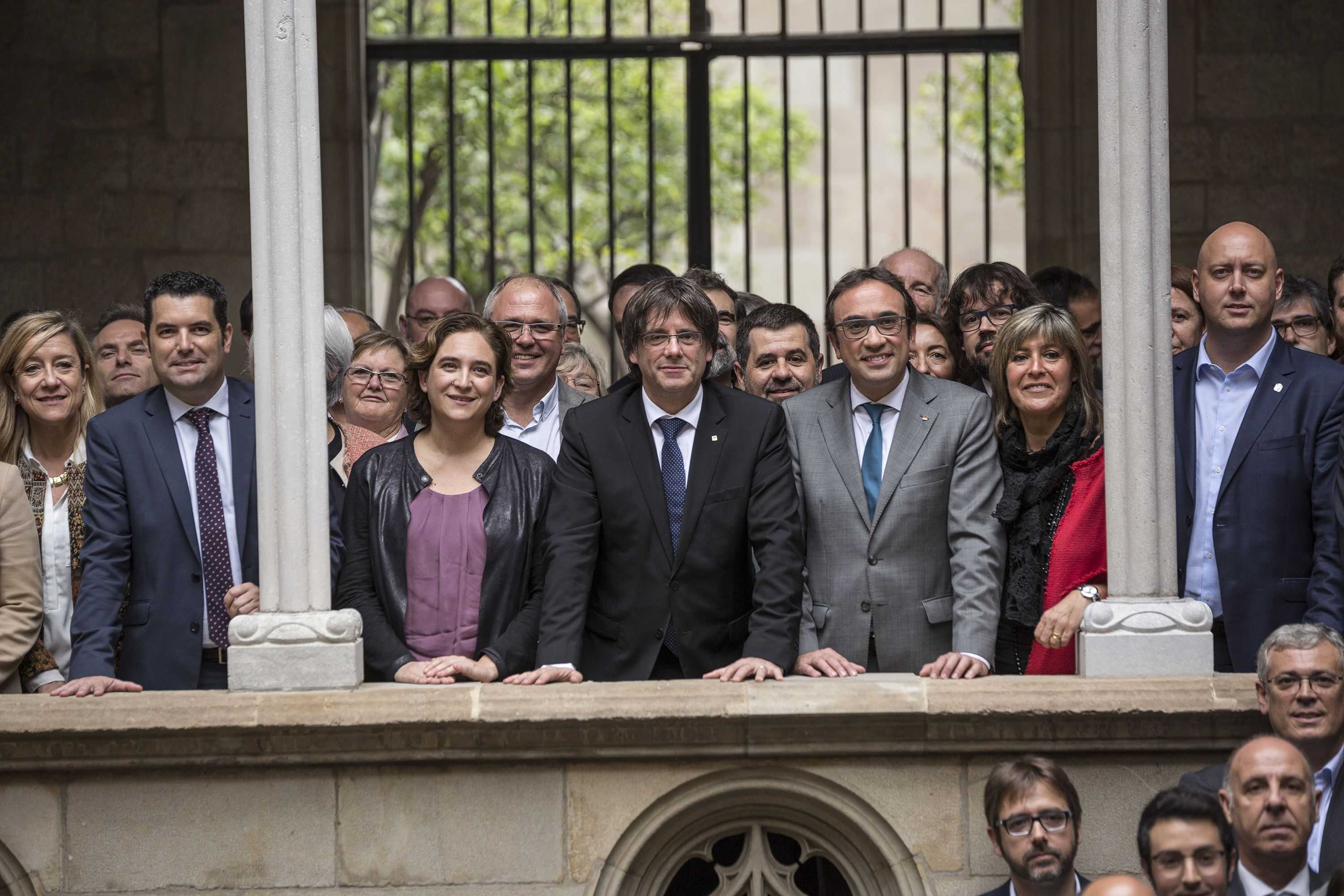 Puigdemont y Colau exhiben unidad al reclamar el traspaso de Rodalies "por dignidad"