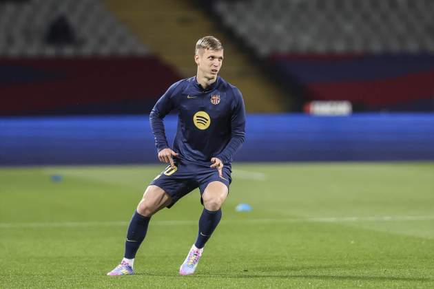 Dani Olmo, durant l'escalfament del Barça - Osasuna / Foto: EFE Dani Olmo, durant l'escalfament del Barça - Osasuna / Foto: EFE