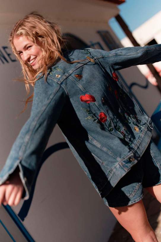 Cazadora denim con bordados Cazadora denim con bordados