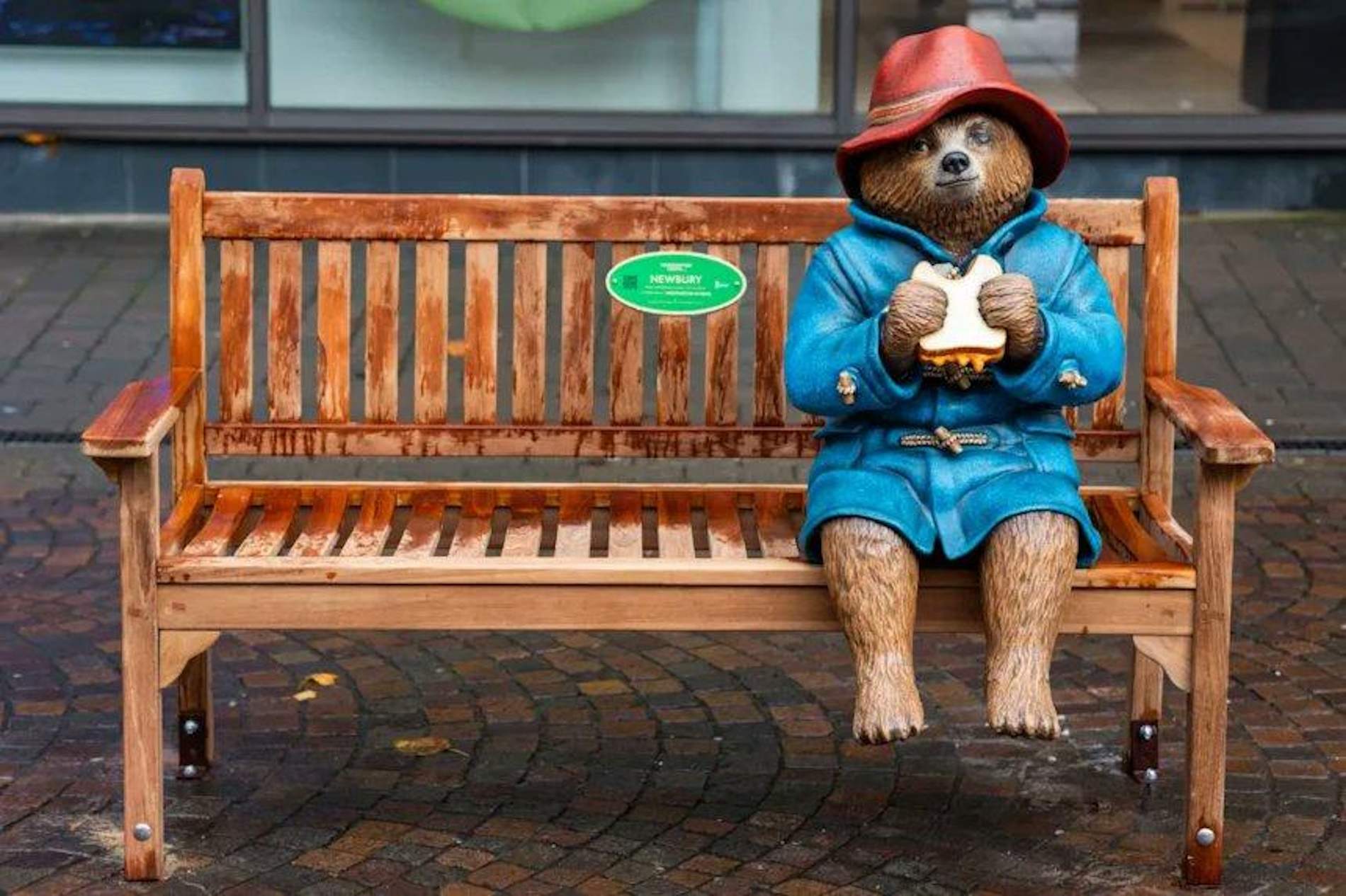 Condemnats dos enginyers de la RAF que van destrossar borratxos una estàtua de l'Os Paddington