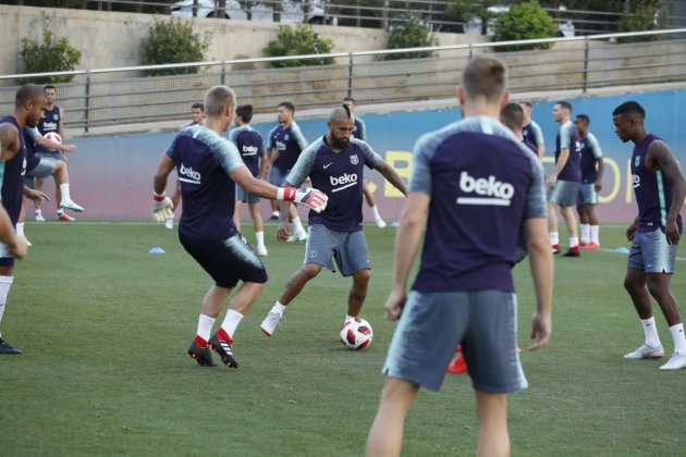 Barça entrenamiento Arturo Vidal Cillessen Semedo FCB