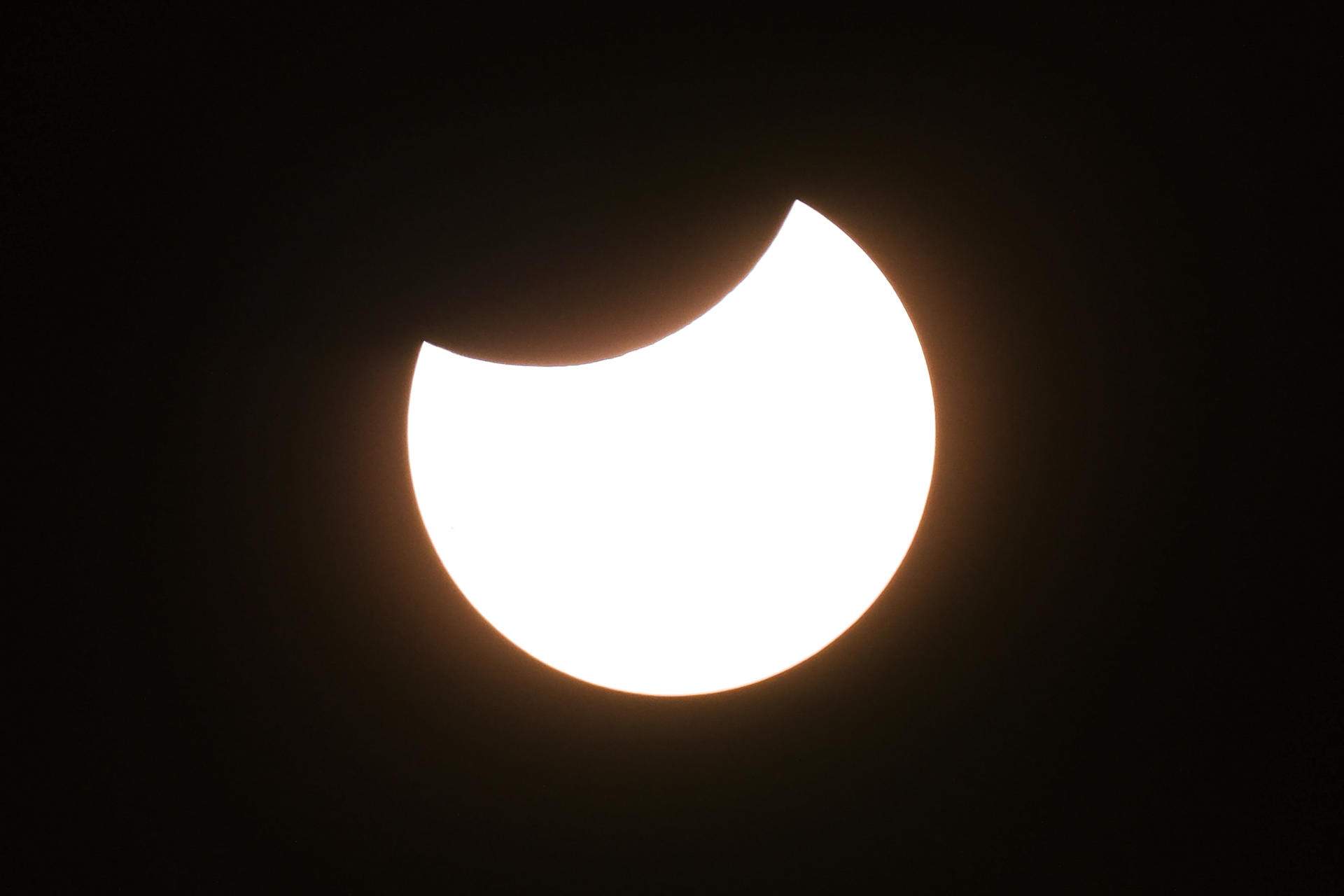 Así se ha visto el primer eclipse solar del año desde Catalunya y por todo el mundo