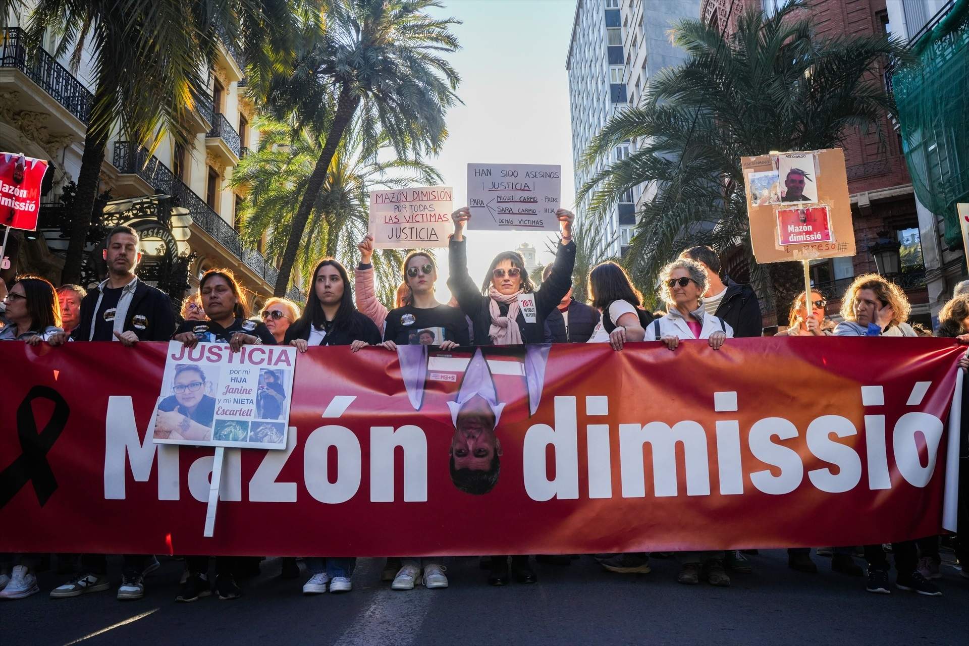 Els valencians omplen els carrers en la sisena manifestació per reclamar que Mazón plegui