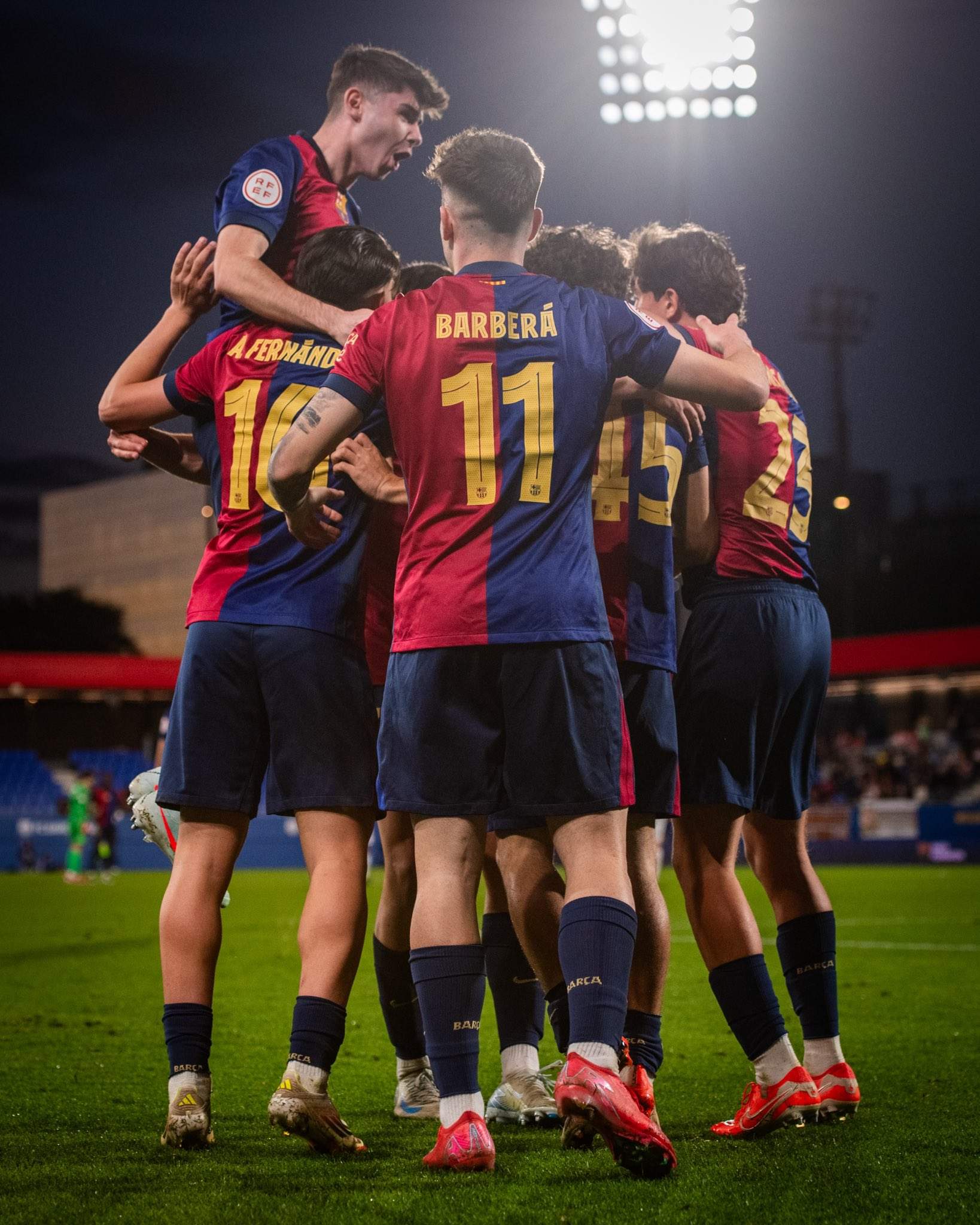 Un Barça Atlètic combativo se recupera y vuelve a ganar (2-0) después de 12 partidos