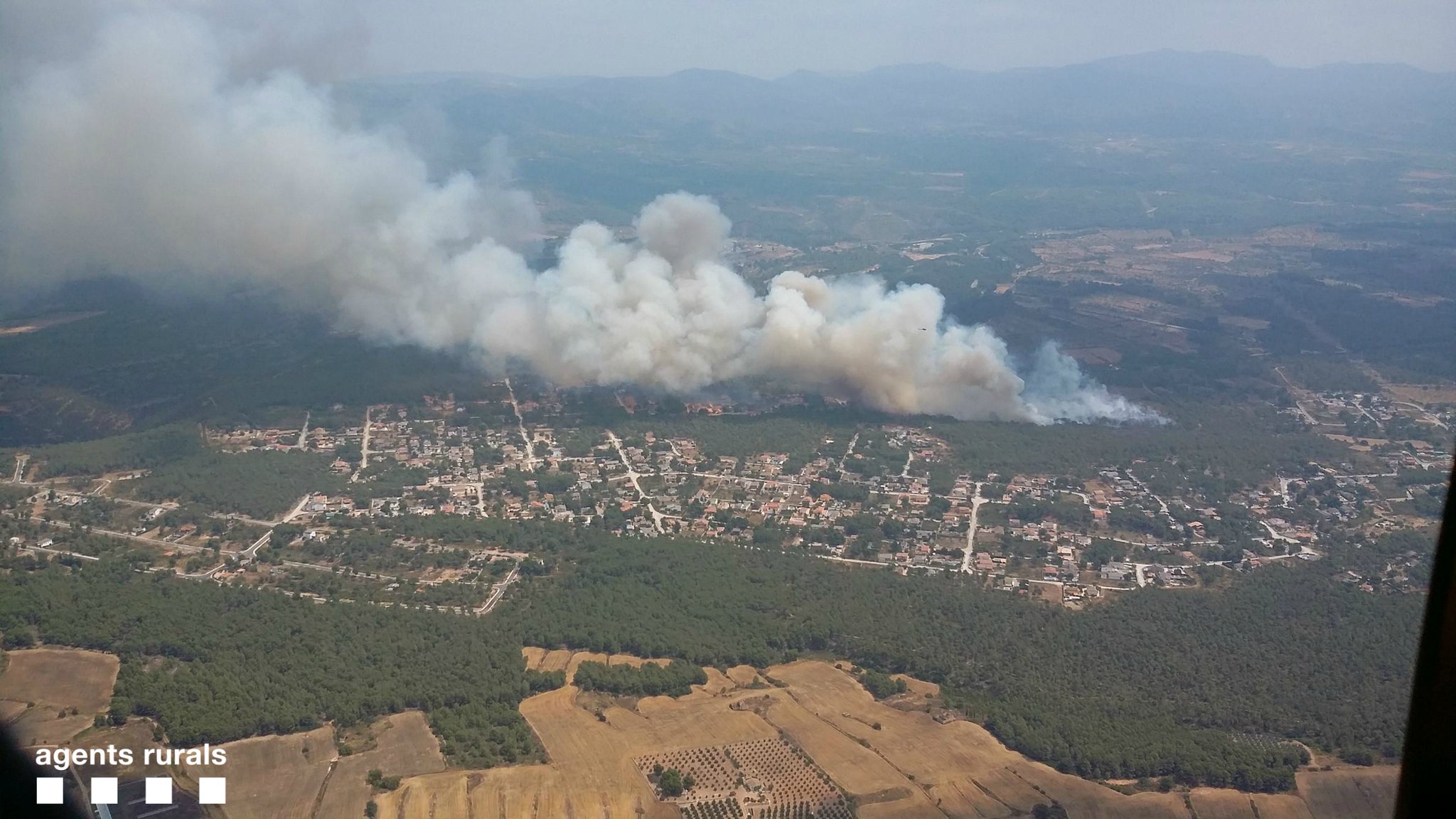 Confinados los vecinos de una urbanización en Cabra del Camp por un incendio forestal