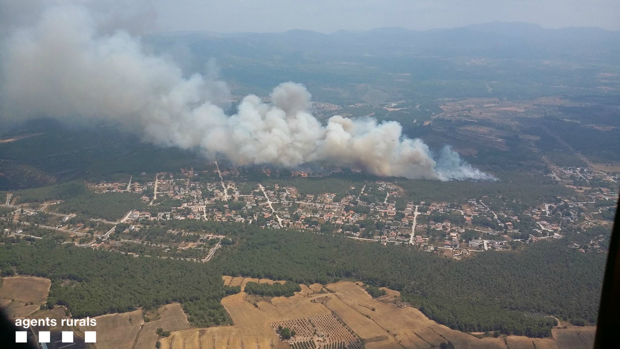 Confinats els veïns d'una urbanització a Cabra del Camp per un incendi forestal