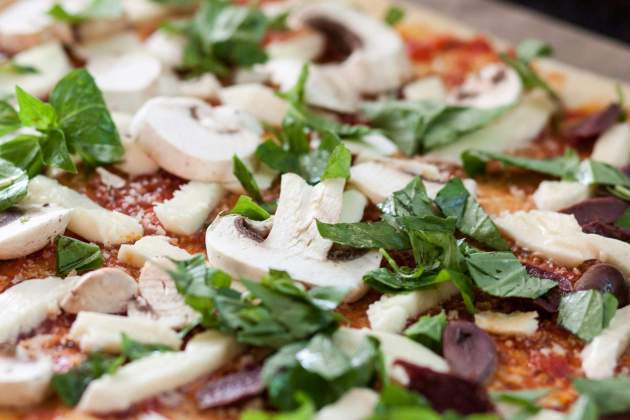 Com amb altres pizzes, podem elegir els toppins que més ens agradin / Foto: Unsplash Com amb altres pizzes, podem elegir els toppins que més ens agradin / Foto: Unsplash