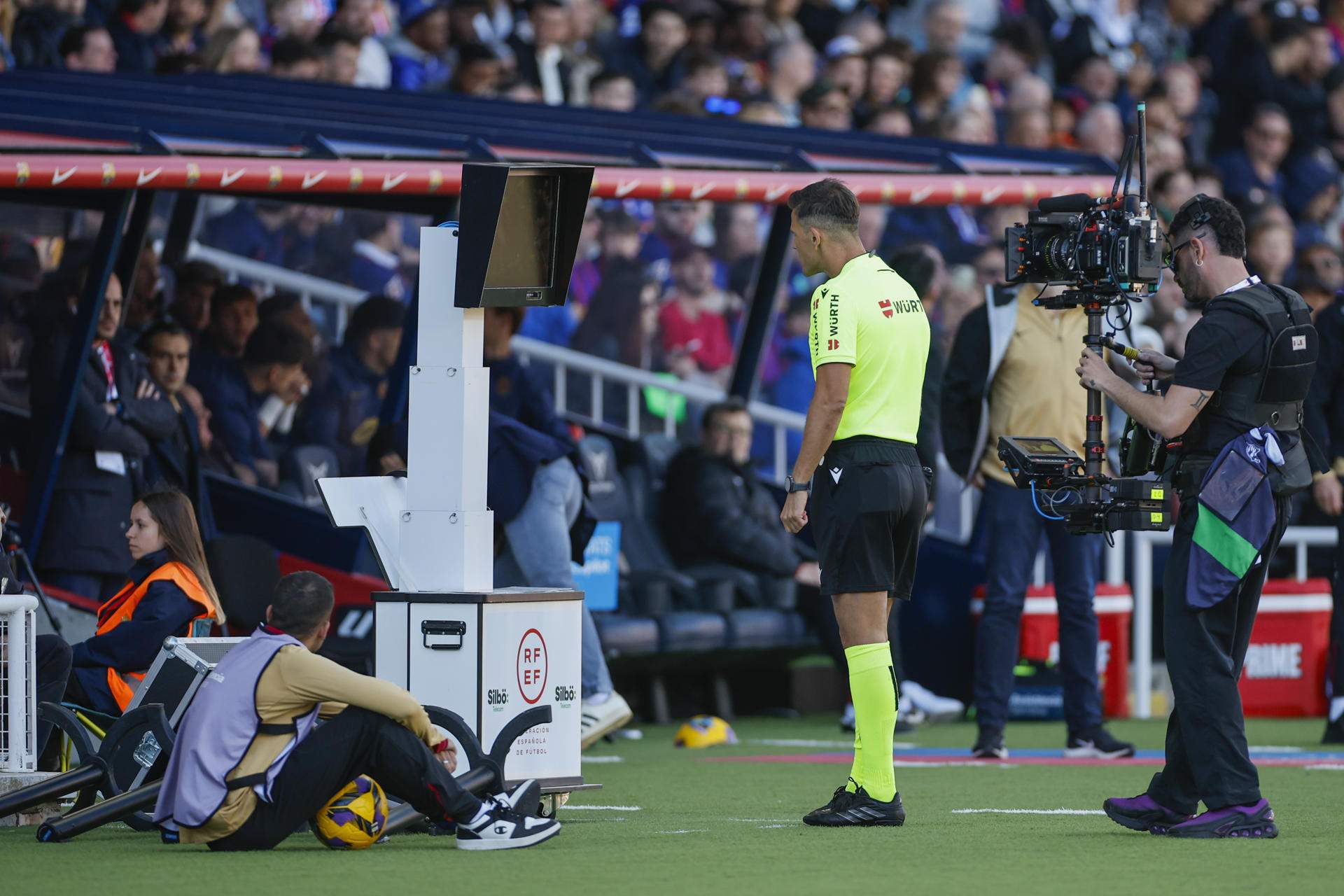 Escándalo con el audio del VAR del Barça - Girona: editado y con Figueroa Vázquez silenciado