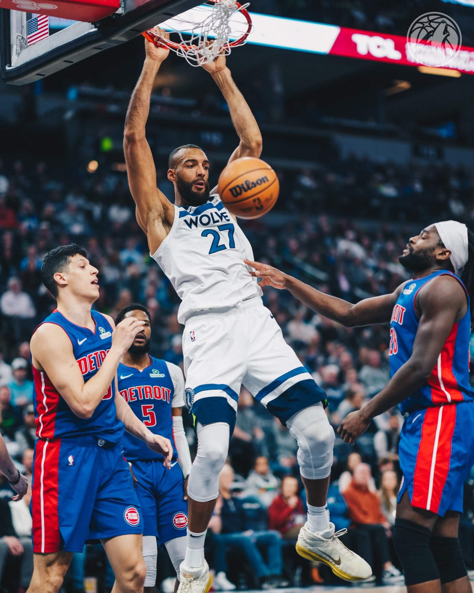 Salvatge batalla campal a l'NBA amb cinc jugadors i dos entrenadors expulsats