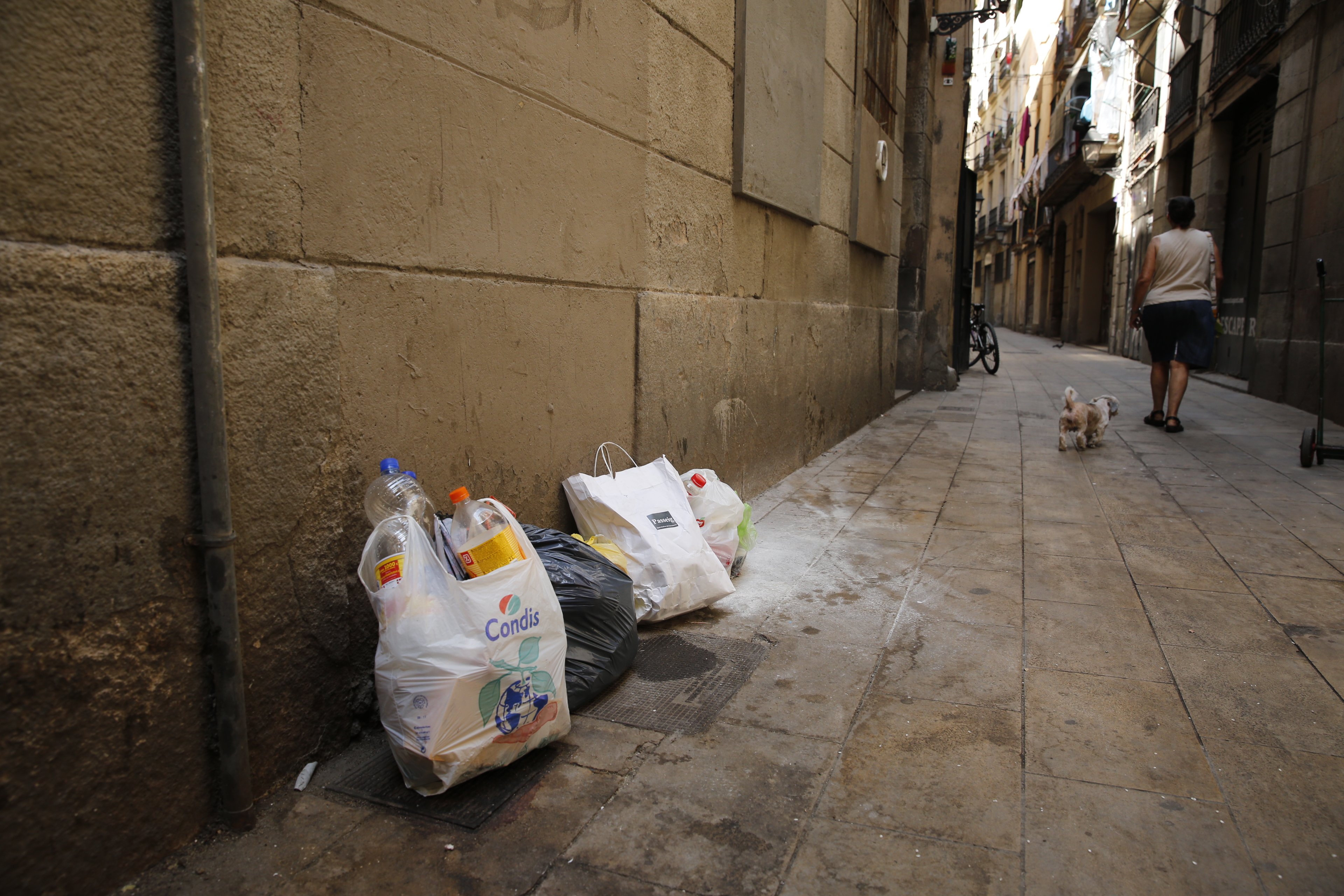 Las denuncias por ensuciar el espacio público en Barcelona se multiplican por cuatro