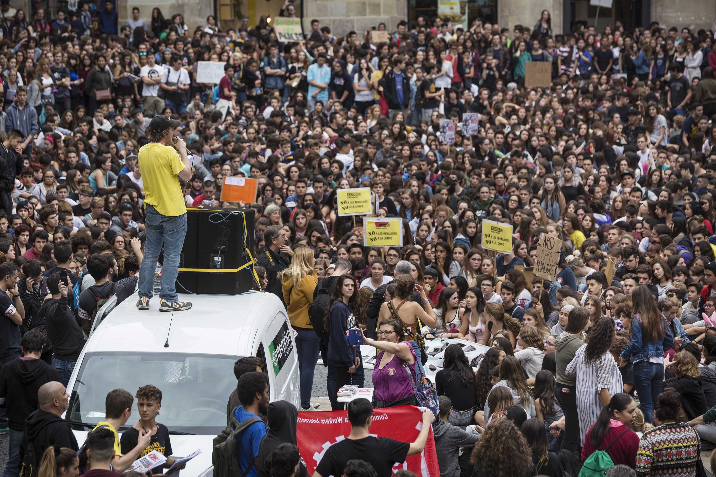 Manifestació multitudinària contra les revàlides