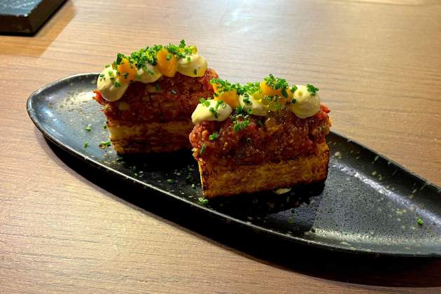 Brioche de steak tártaro del restaurante Público Brioche de steak tártaro del restaurante Público