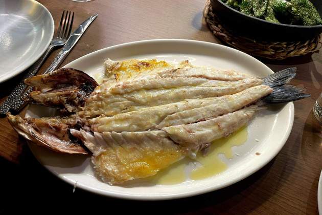 Lubina a la brasa del restaurante Público Lubina a la brasa del restaurante Público